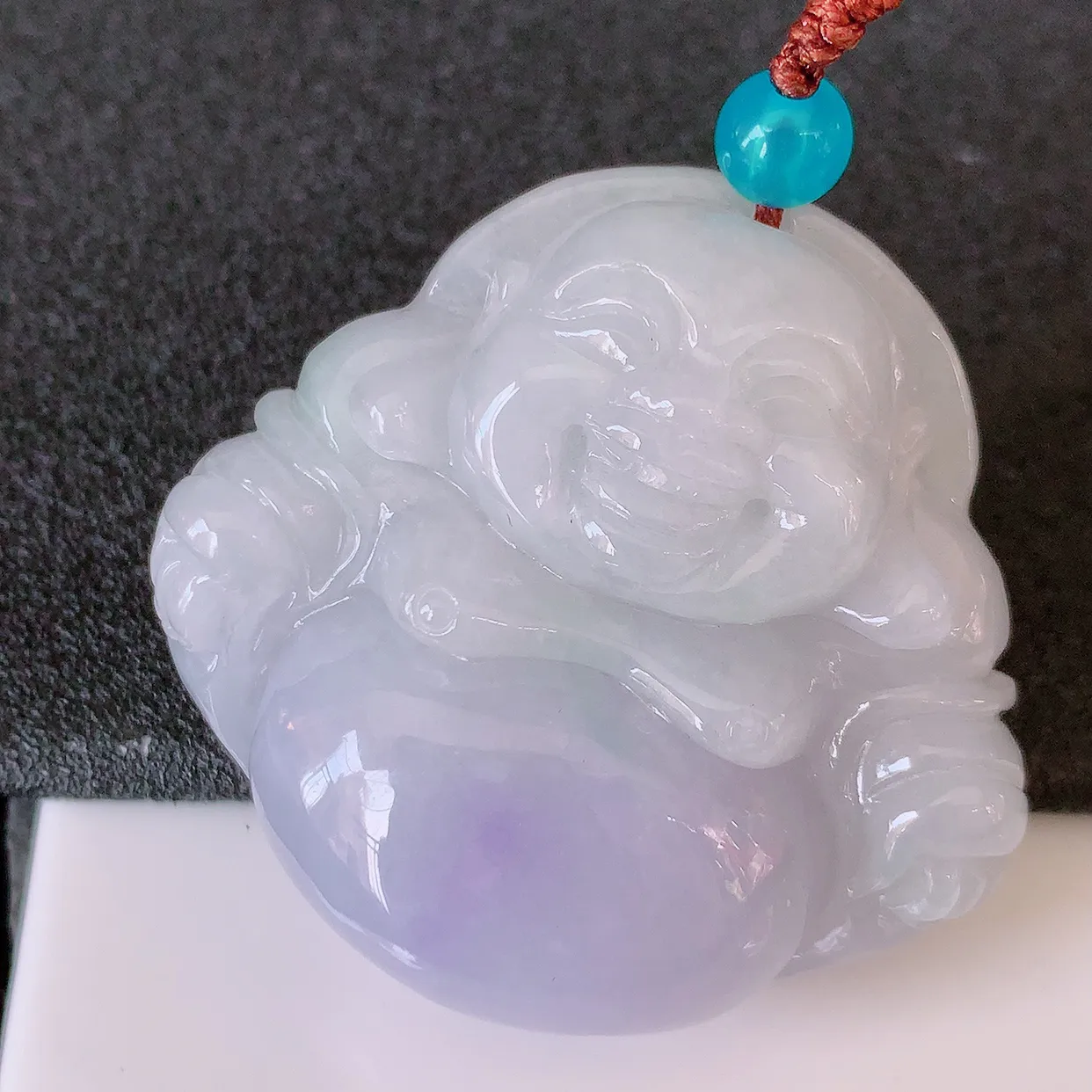 自然光实拍，大件冰润紫罗兰翡翠佛公吊坠，翡翠开心笑佛，种老水足，颜色漂亮，立体饱满圆润，佩戴效果赞#41.27