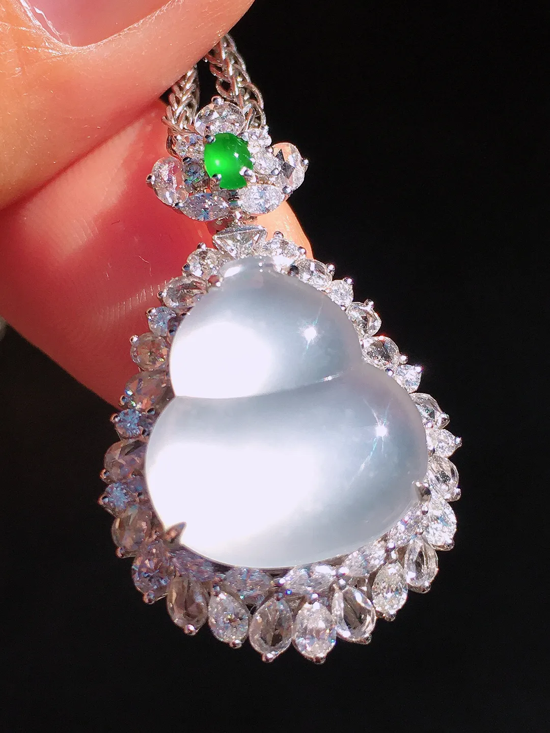 冰种葫芦吊坠，玉质细腻，荧光感超
强，饱满圆润，尽显优雅气质，18k
金豪华镶嵌