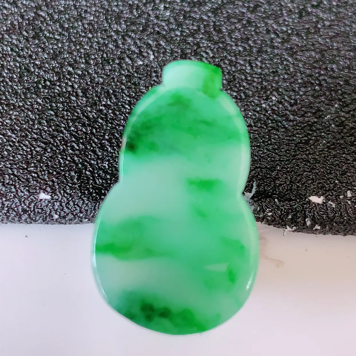 自然光实拍，水润飘绿翡翠葫芦蛋面，翠色灵动，玉质细腻，颜色漂亮，品相佳，佩戴佳品！#05.27