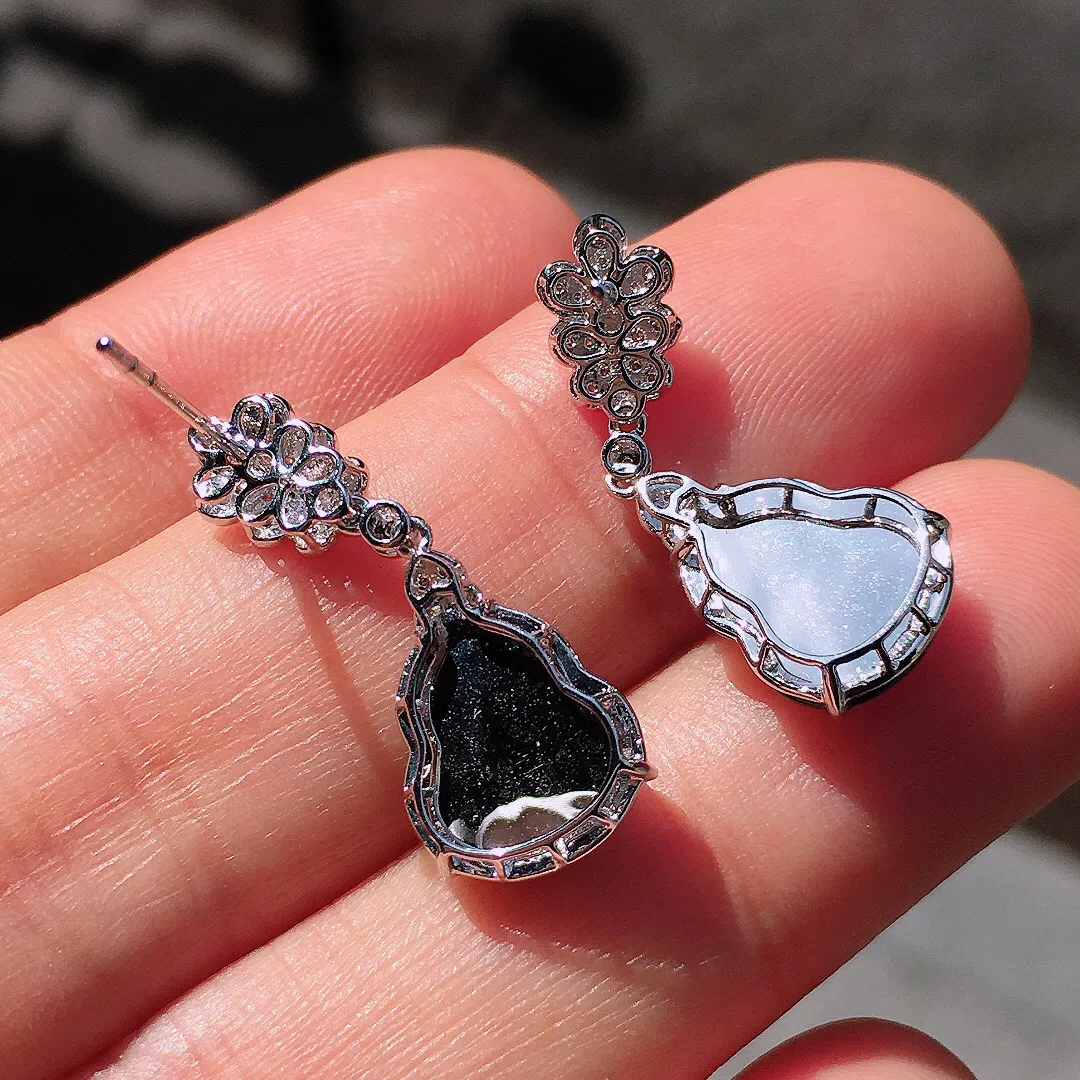 阳绿葫芦耳坠，色泽均匀艳丽，玉质细腻，荧光感超
强，饱满圆润，尽显优雅气质，18k
金豪华镶嵌