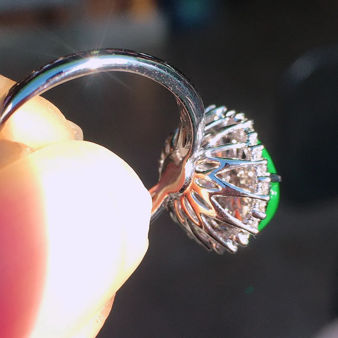 阳绿蛋面戒指，色泽均匀艳丽，玉质细腻，荧光感超
强，饱满圆润，尽显优雅气质，18k
金豪华镶嵌