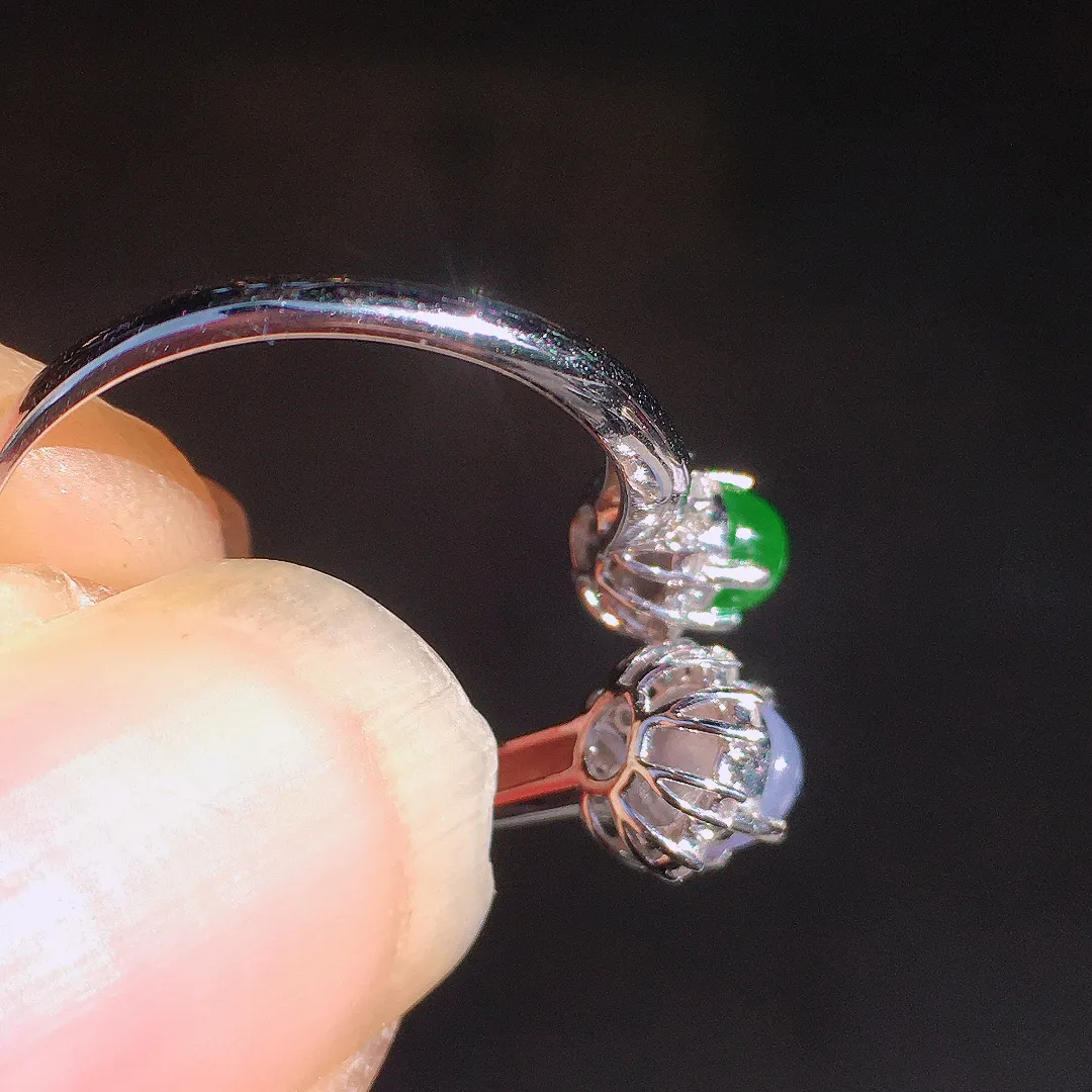 （紫+绿）二合一戒指，色泽均匀艳丽，玉质细腻，荧光感超
强，饱满圆润，尽显优雅气质，18k
金豪华镶嵌