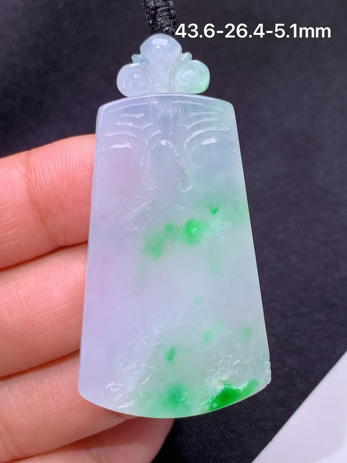 冰飘绿无事牌，冰润色阳，玉质细腻，种水足 尺寸43.6*26.4*5.1