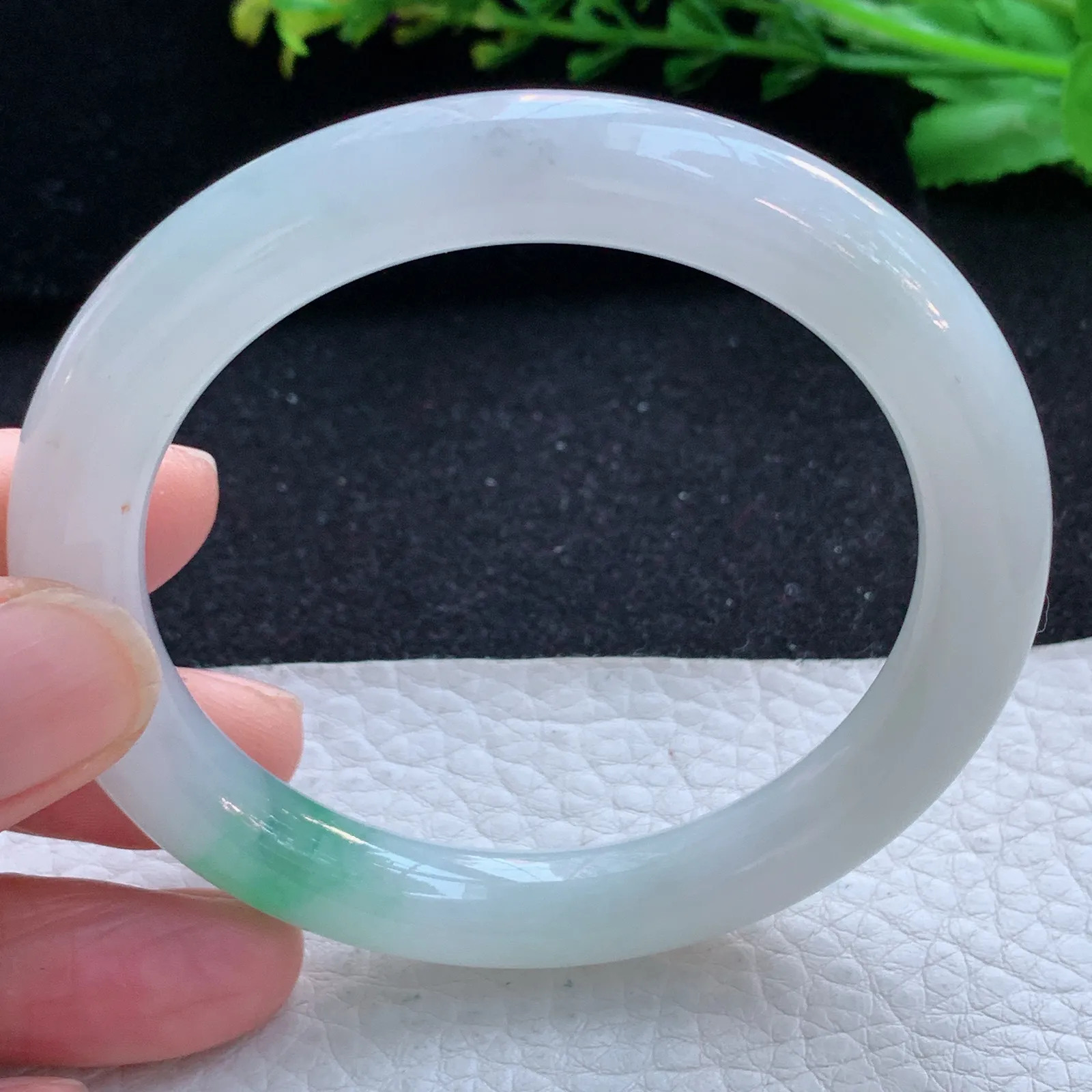 hf自然光55.5*9.2*9.3美人镯 缅甸翡翠a货玉手镯飘绿圆条叮当镯