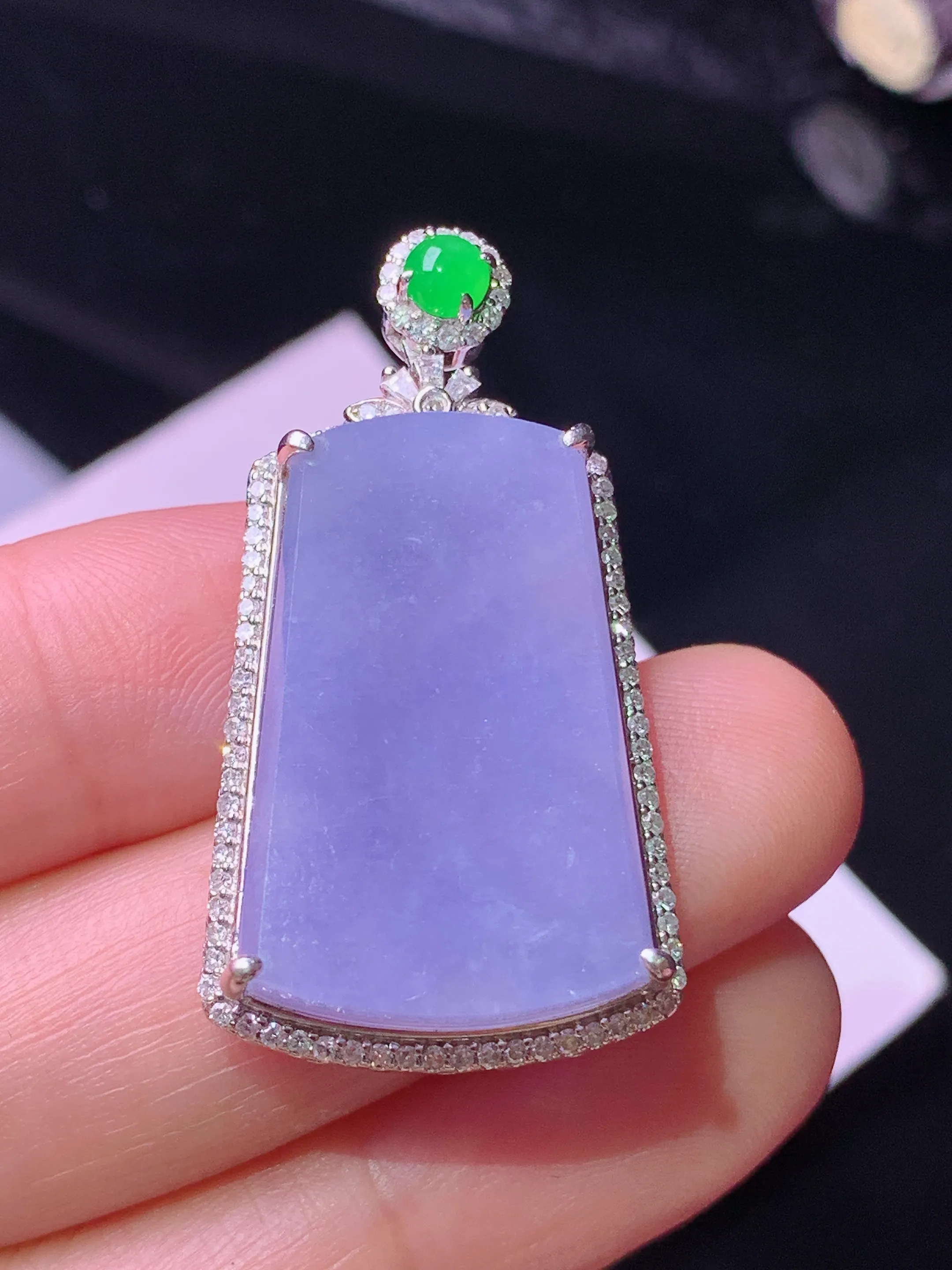 18k金钻镶嵌紫罗兰无事牌吊坠 玉质细腻 色泽艳丽清新 整体尺寸36.5*19.8*7.6