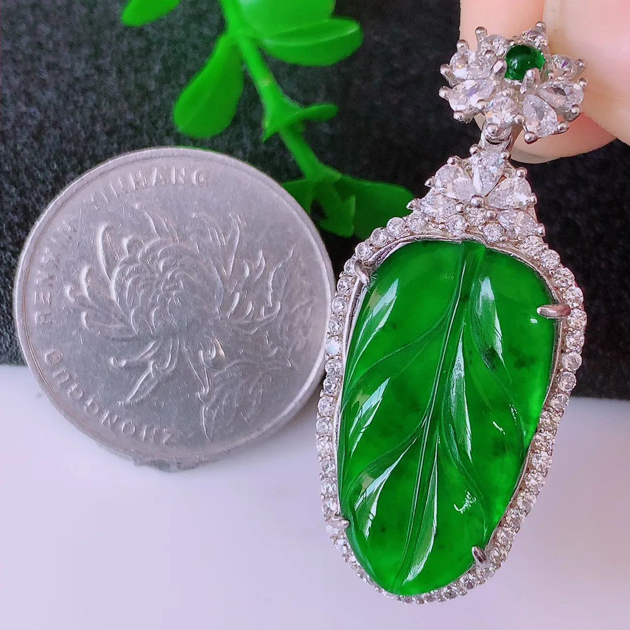 冰透满绿翡翠925银镶嵌叶子吊坠，自然光实拍，翠色灵动，颜色漂亮，种老水足，品相佳，佩戴佳品！#97.27整体39.5-16.5*7裸裸23.8*13.5