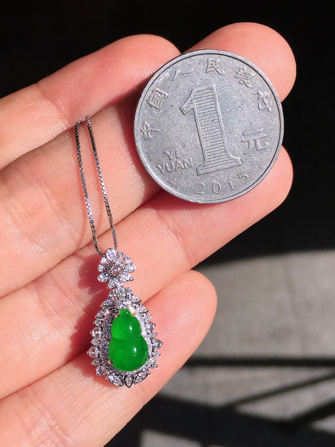 阳绿葫芦吊坠，色泽均匀艳丽，玉质细腻，荧光感超
强，饱满圆润，尽显优雅气质，18k
金豪华镶嵌