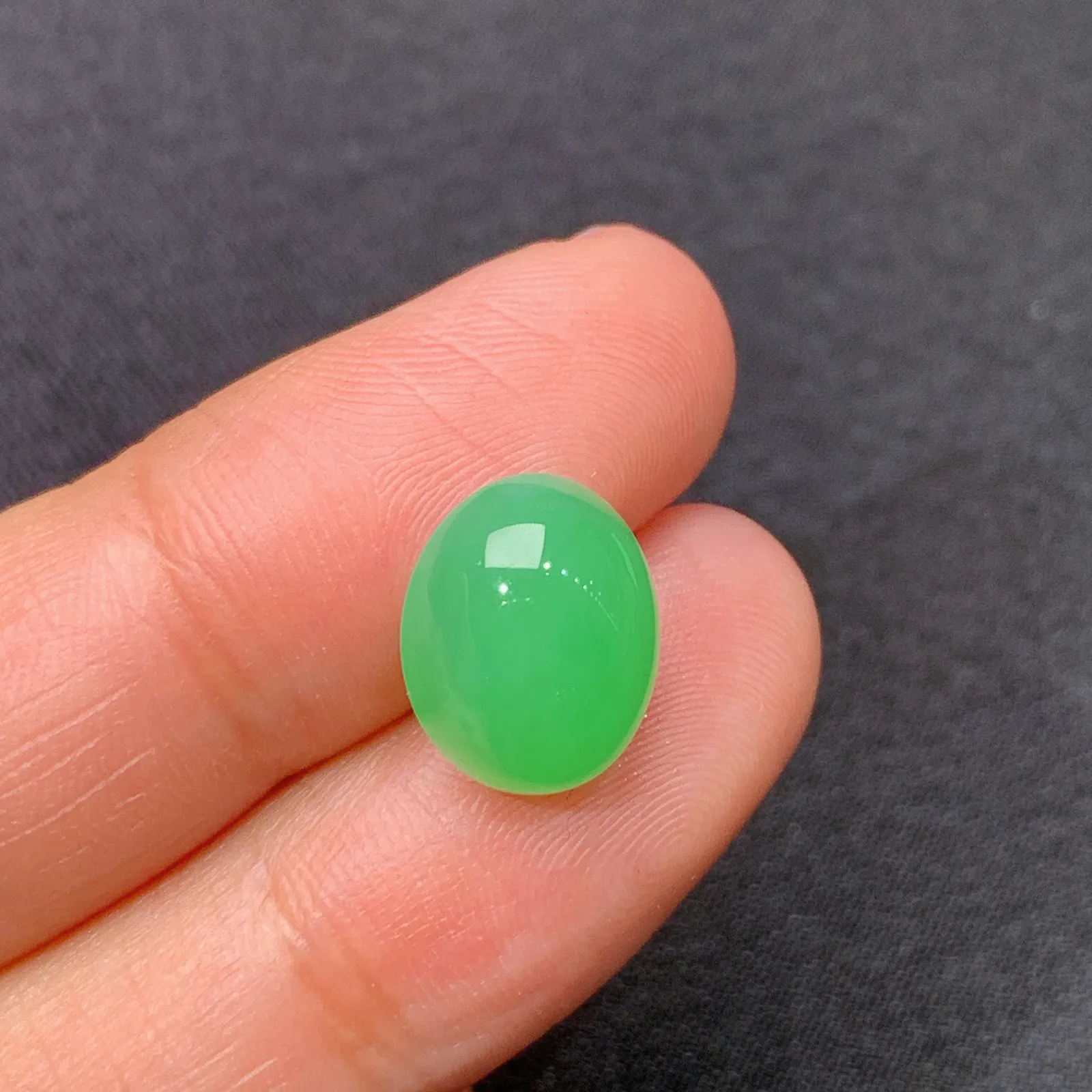 阳绿蛋面，镶嵌佳品，冰润色阳，种水足 尺寸11.6*9.3*6.2