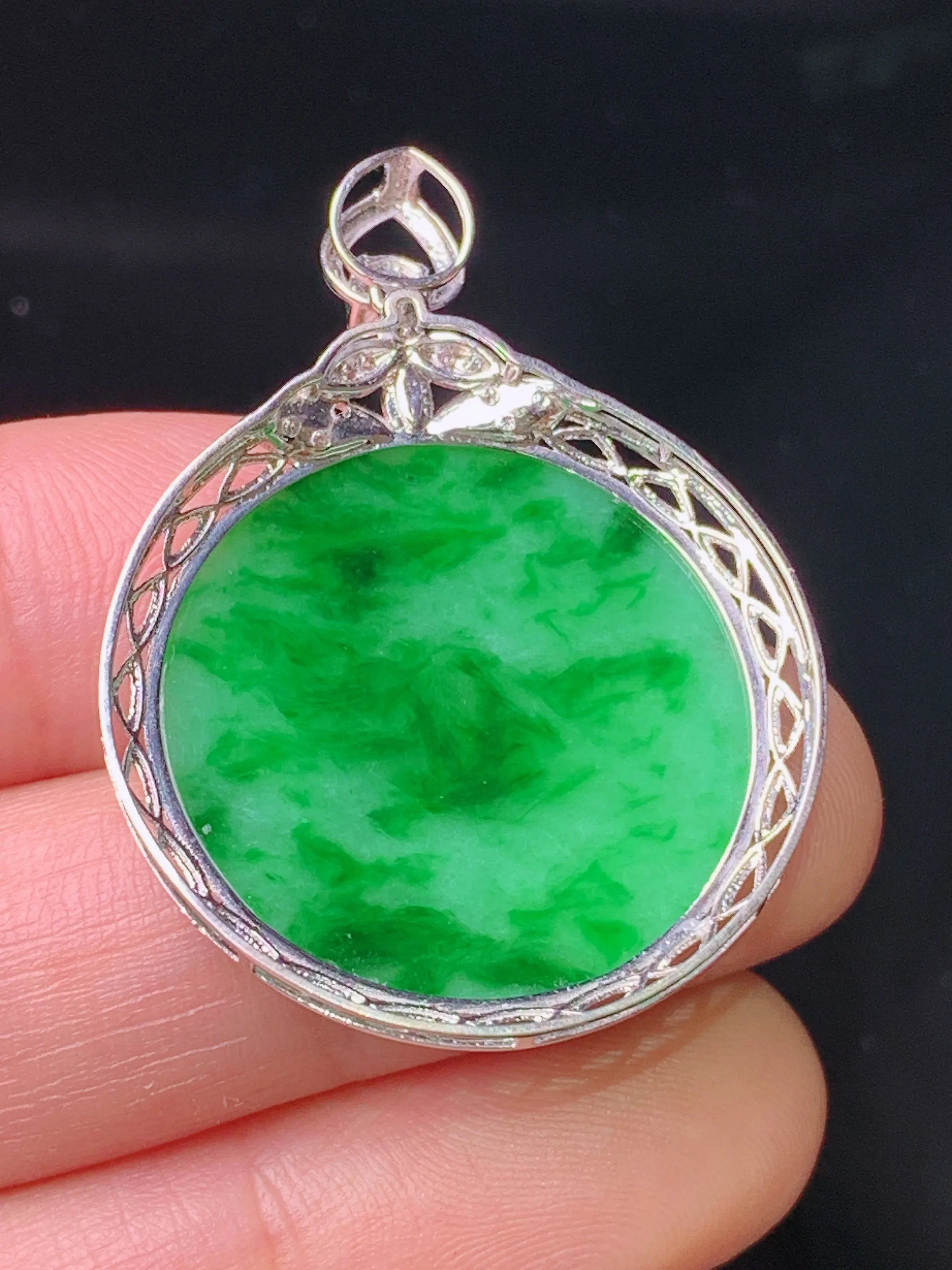 18k金镶嵌翠绿圆牌吊坠 玉质细腻 色泽艳丽清新 整体尺寸37.2*27*4.2