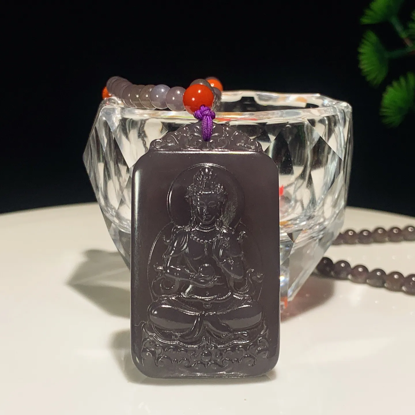 和田玉紫罗兰坐莲观音牌子挂件。尺寸49/29/10重54.3克。玉质细腻油润。手推出油。佩戴高端典雅