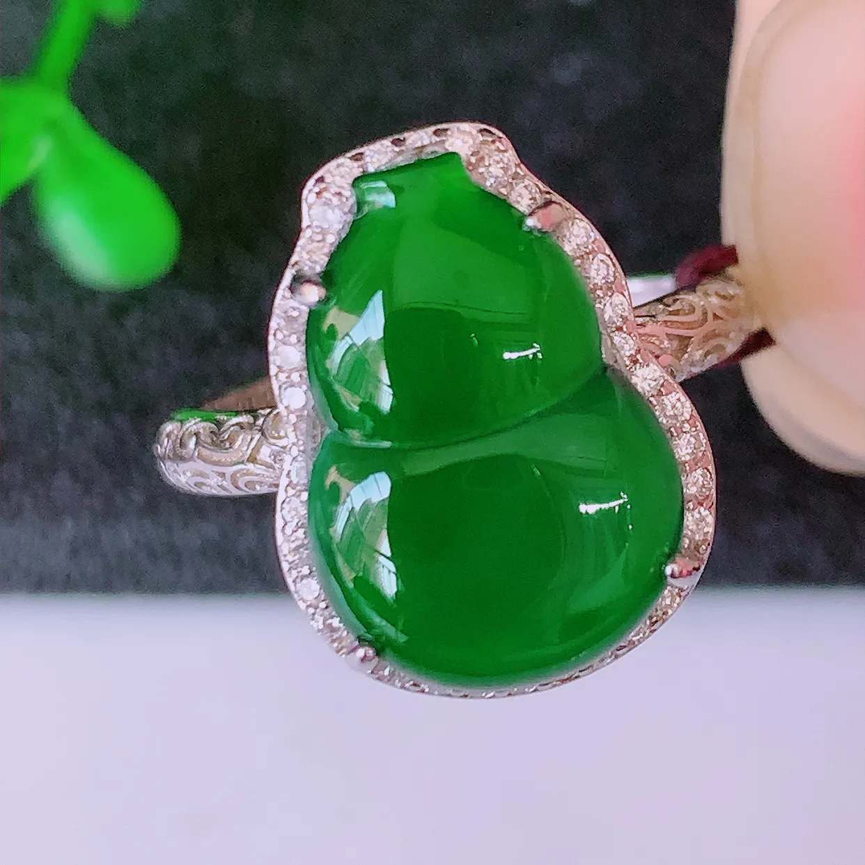 冰透满绿翡翠925银镶嵌葫芦戒指，自然光实拍，翠色灵动，颜色漂亮，种老水足，品相佳，佩戴佳品！#97.27（圈口可调大小）整体25.5*16.5*7.8裸裸14.5*10