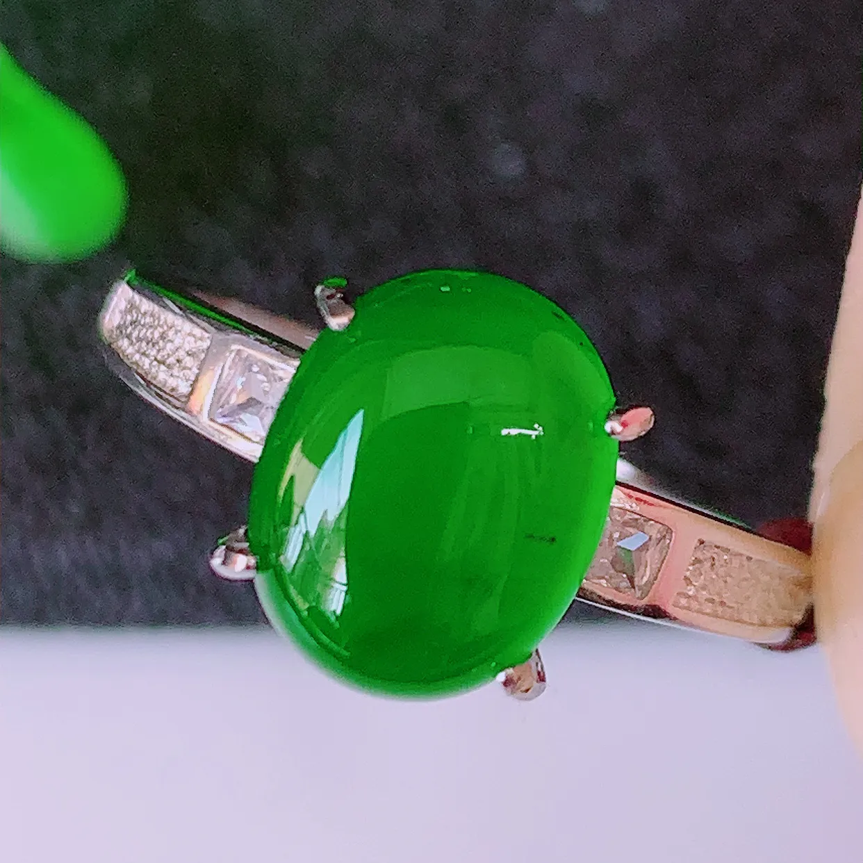 冰透满绿翡翠925银镶嵌戒指，自然光实拍，翠色灵动，颜色漂亮，种老水足，品相佳，佩戴佳品！#97.27（圈口可调大小）整体25*17.2*6.8裸裸10*8