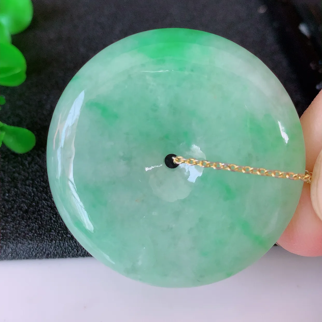 自然光实拍，冰大件飘绿翡翠平安扣吊坠，玉扣，平安是福；很美的料子，平安扣佩戴优雅迷人！#05.27