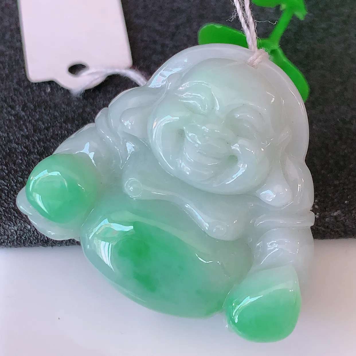 自然光实拍，冰润飘绿翡翠佛公吊坠，饱满， 佛公亦保平安，寓意有福（佛公）相伴，品相佳，配戴优雅迷人！#46.25