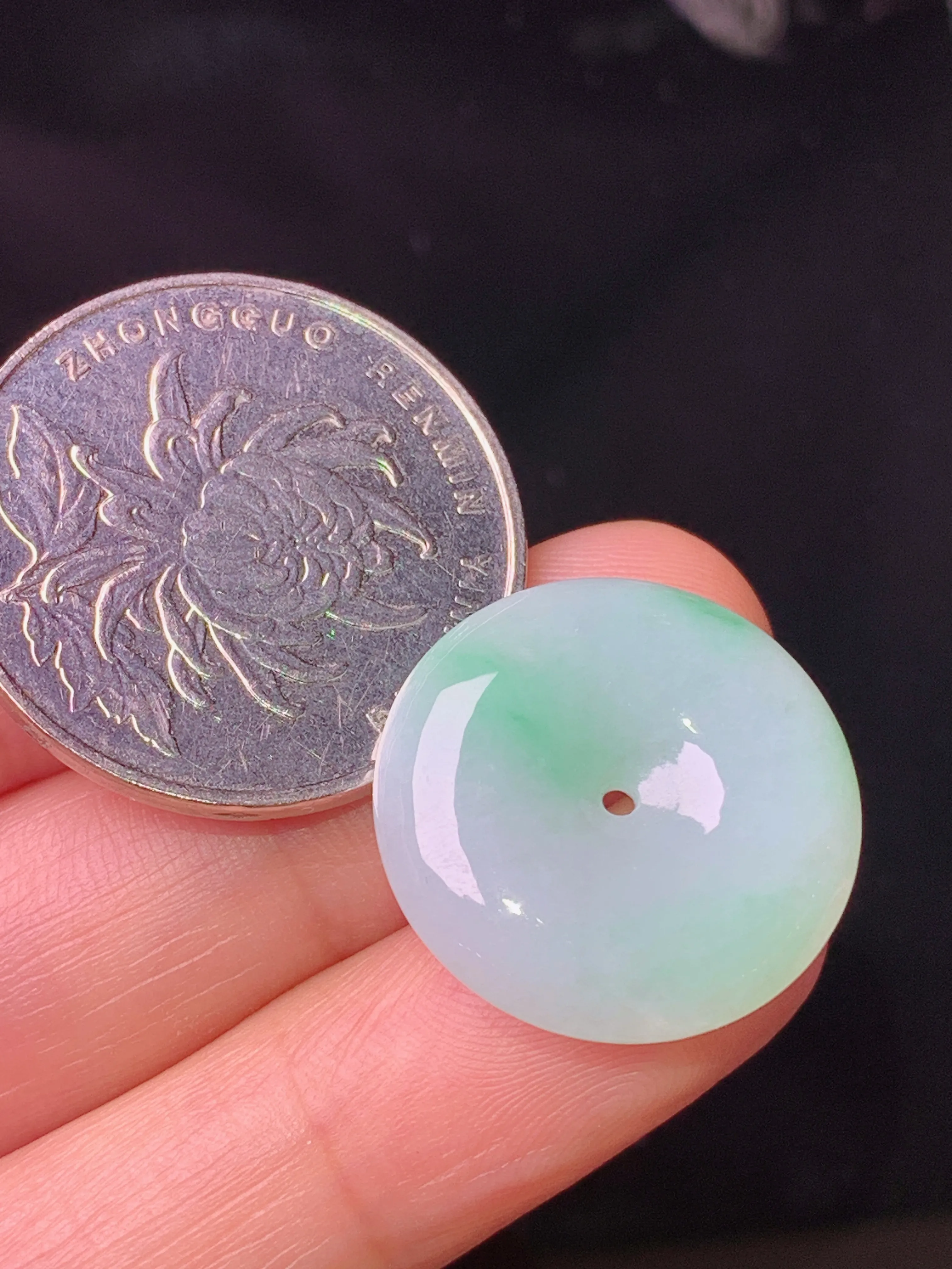 飘绿平安扣吊坠 玉质细腻 色泽艳丽清新 整体尺寸20*5.2