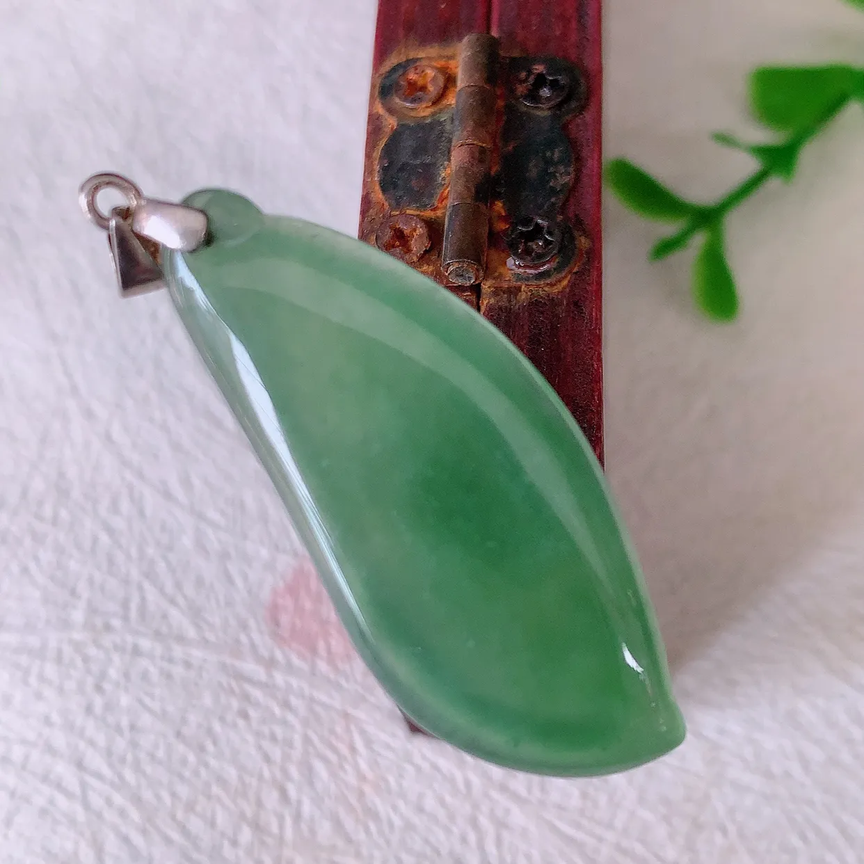 自然光实拍，冰种满绿招财福瓜吊坠，翡翠福瓜招财瓜，冰润且起胶感，佩戴效果优雅迷人！#57.27配图银扣