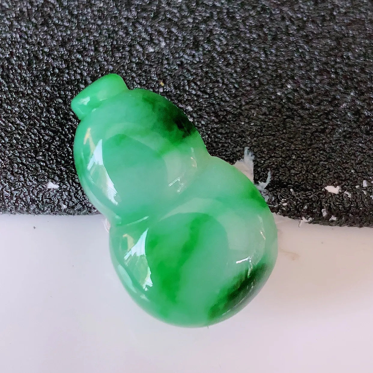 自然光实拍，水润飘绿翡翠葫芦蛋面，翠色灵动，玉质细腻，颜色漂亮，品相佳，佩戴佳品！#05.27