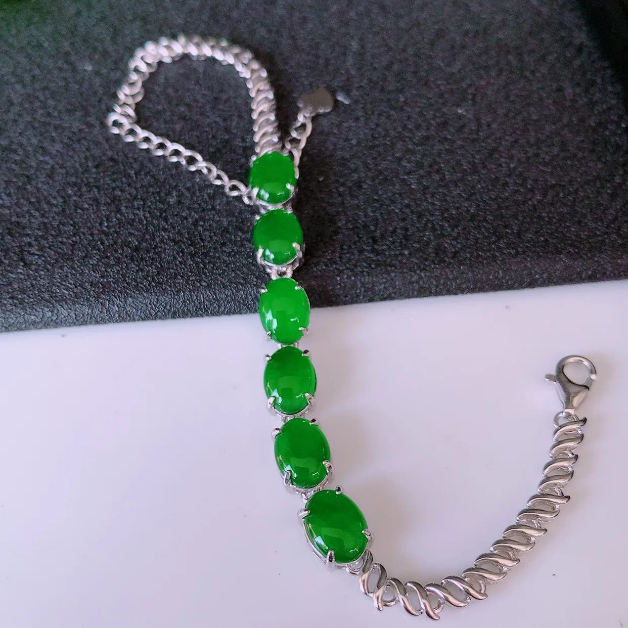 冰透满绿翡翠925银镶嵌手链，自然光实拍，翠色灵动，颜色漂亮，种老水足，品相佳，佩戴佳品！#97.27取一整体8.2*6*4.6裸裸8.2*6