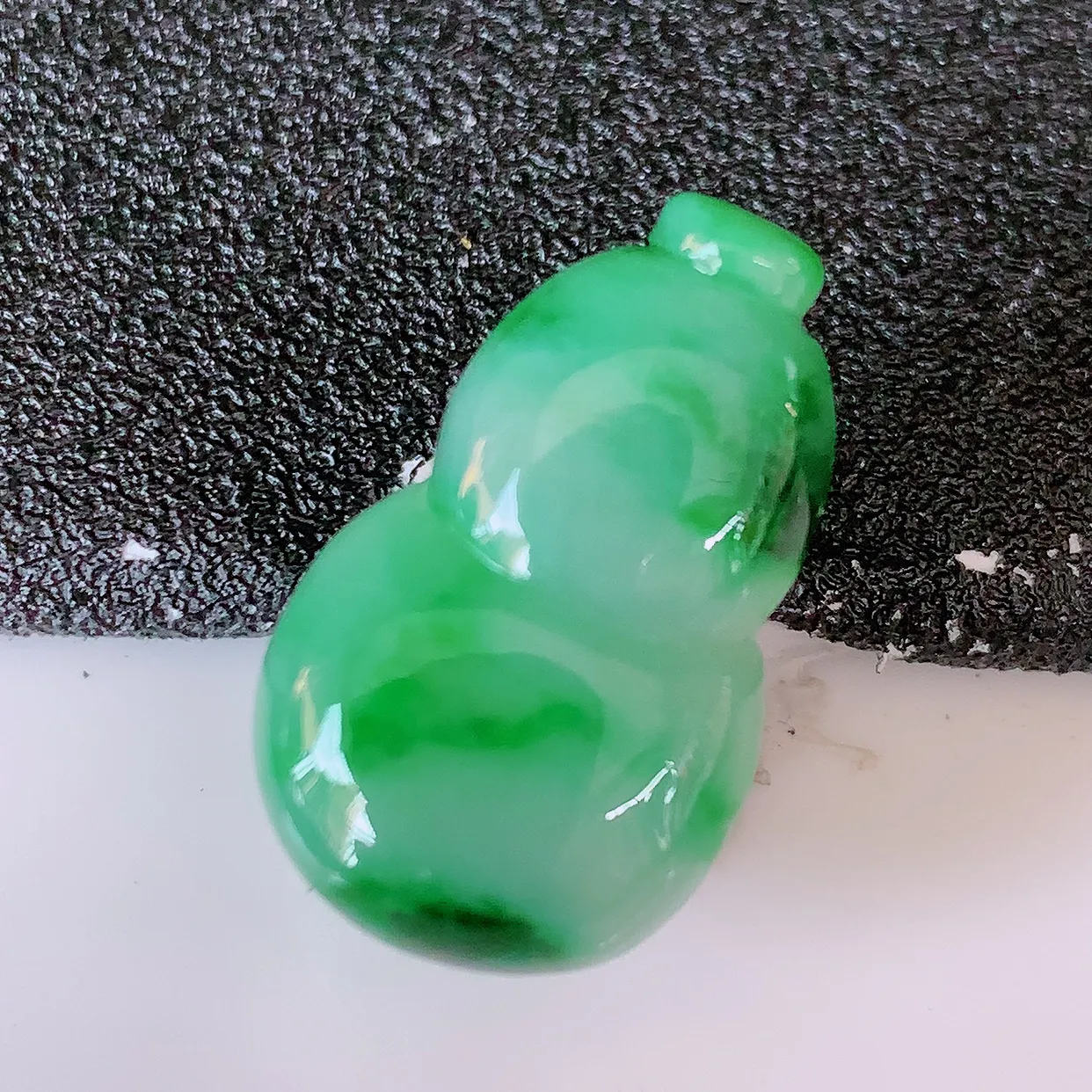 自然光实拍，水润飘绿翡翠葫芦蛋面，翠色灵动，玉质细腻，颜色漂亮，品相佳，佩戴佳品！#05.27
