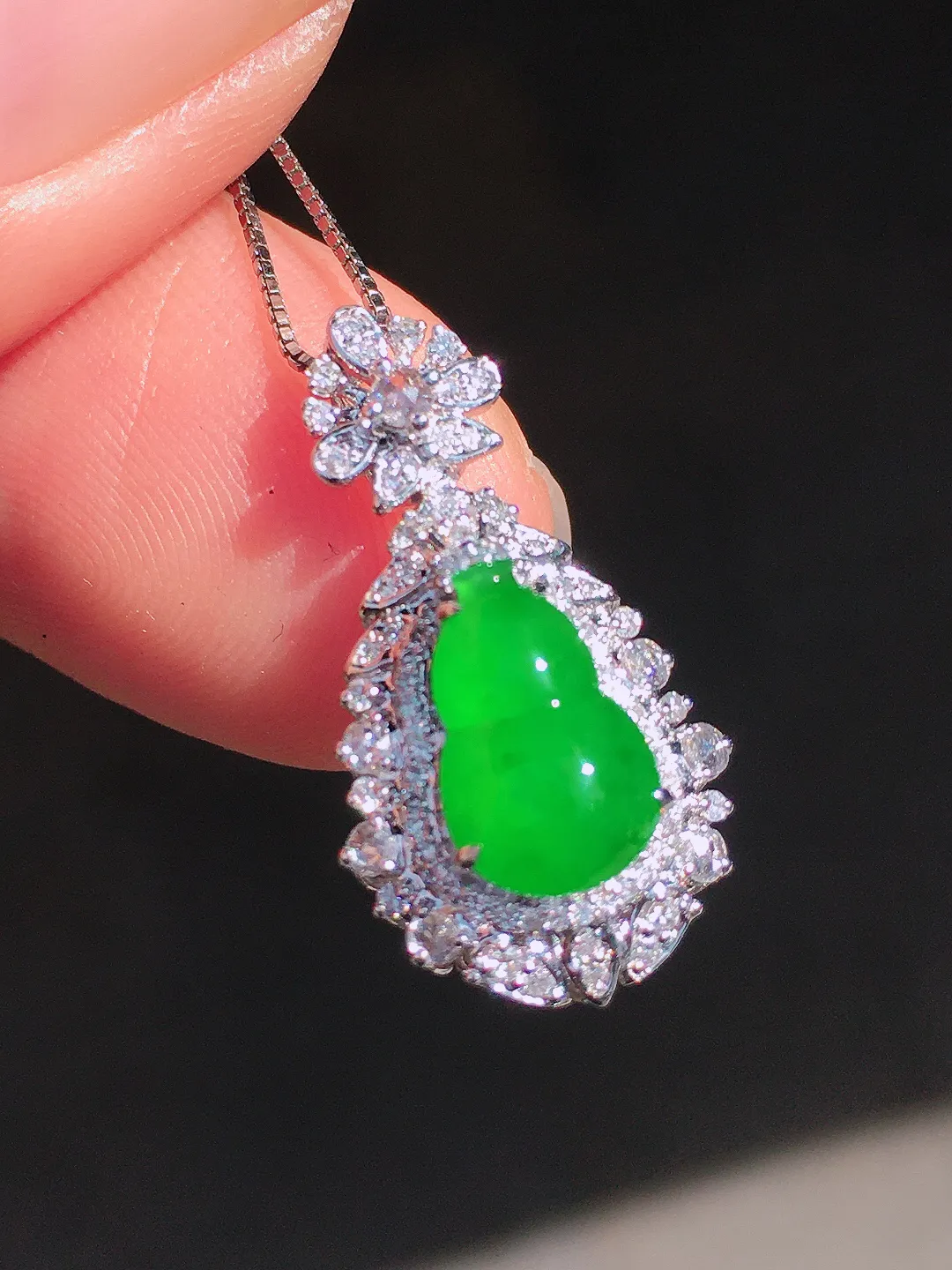 阳绿葫芦吊坠，色泽均匀艳丽，玉质细腻，荧光感超
强，饱满圆润，尽显优雅气质，18k
金豪华镶嵌