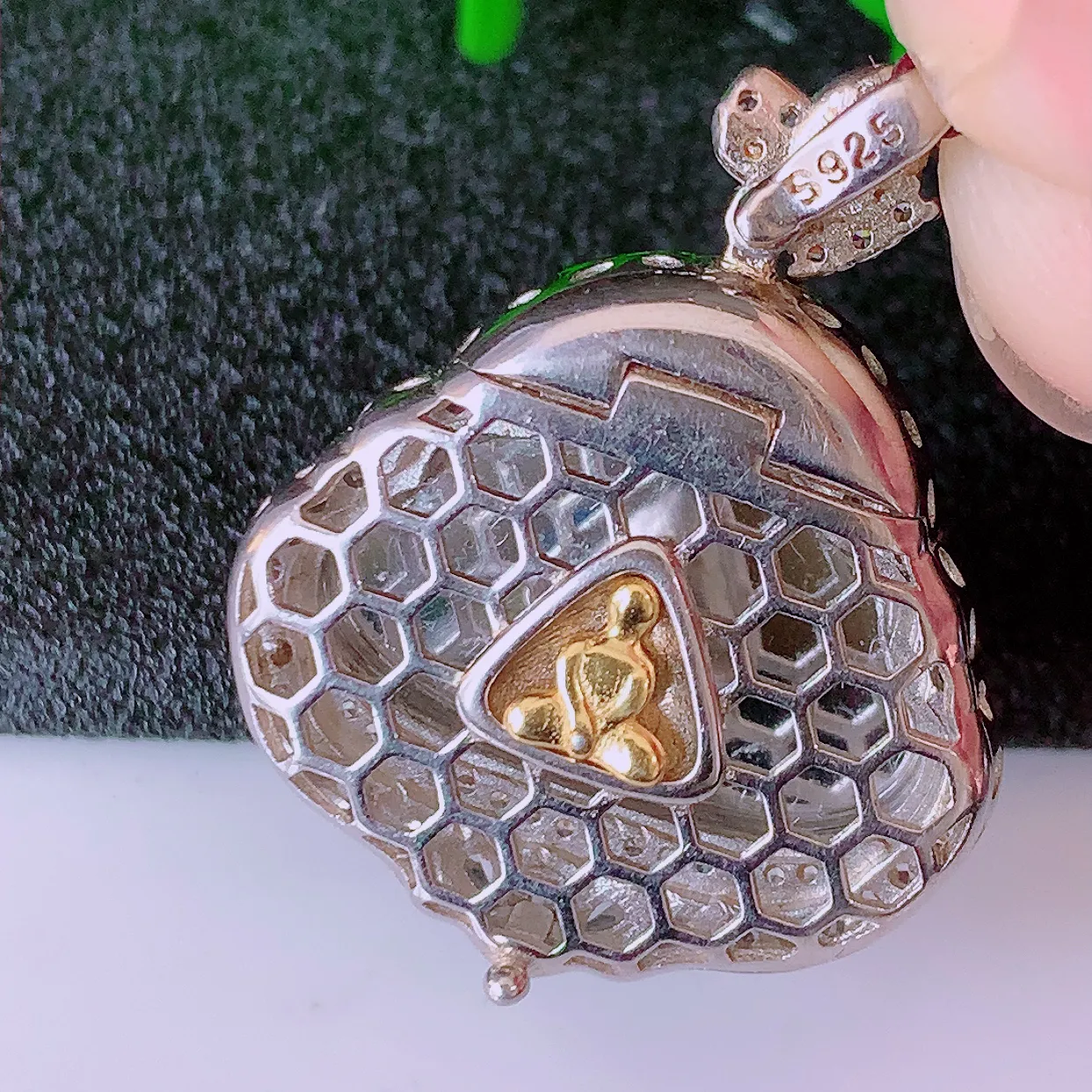 冰透满绿翡翠925银镶嵌佛公吊坠，自然光实拍，翠色灵动，颜色漂亮，种老水足，品相佳，佩戴佳品！#97.27整体31.5-24.2*9.2裸裸20*15