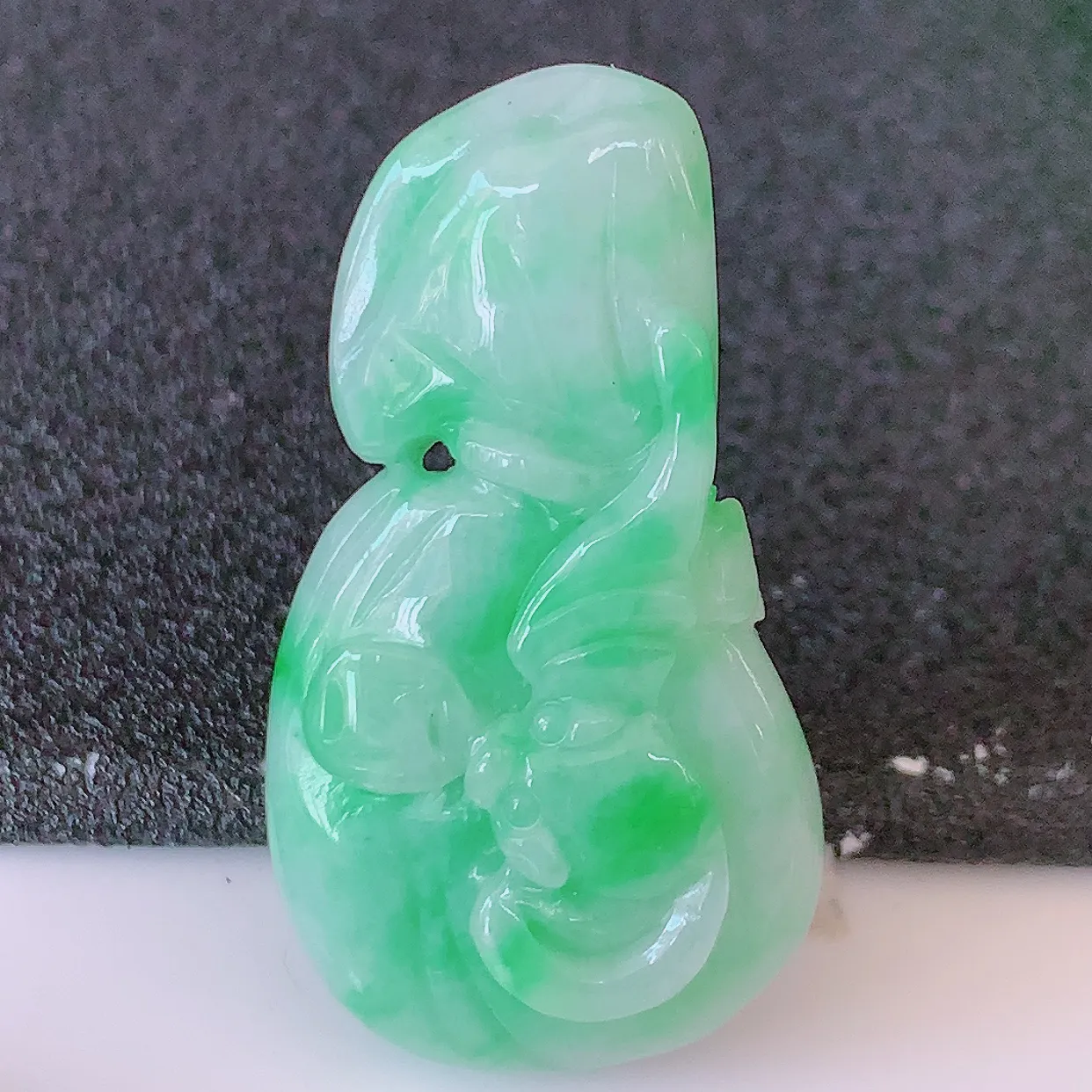 自然光实拍，冰润飘绿招财钱袋子吊坠，寓意“代代有福，代代有财，腰缠万贯”玉质细腻，佩戴效果佳！#05.25