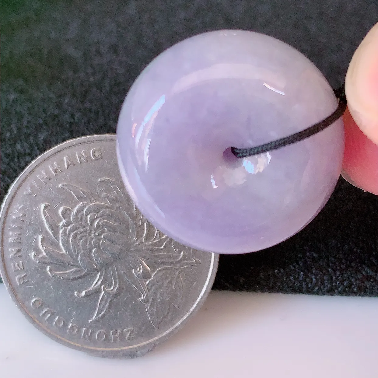 自然光实拍，冰润紫罗兰翡翠平安扣吊坠，形体饱满圆润，平安扣肥嘟嘟的，平平安安，种水很好，配戴精美！#41.25
