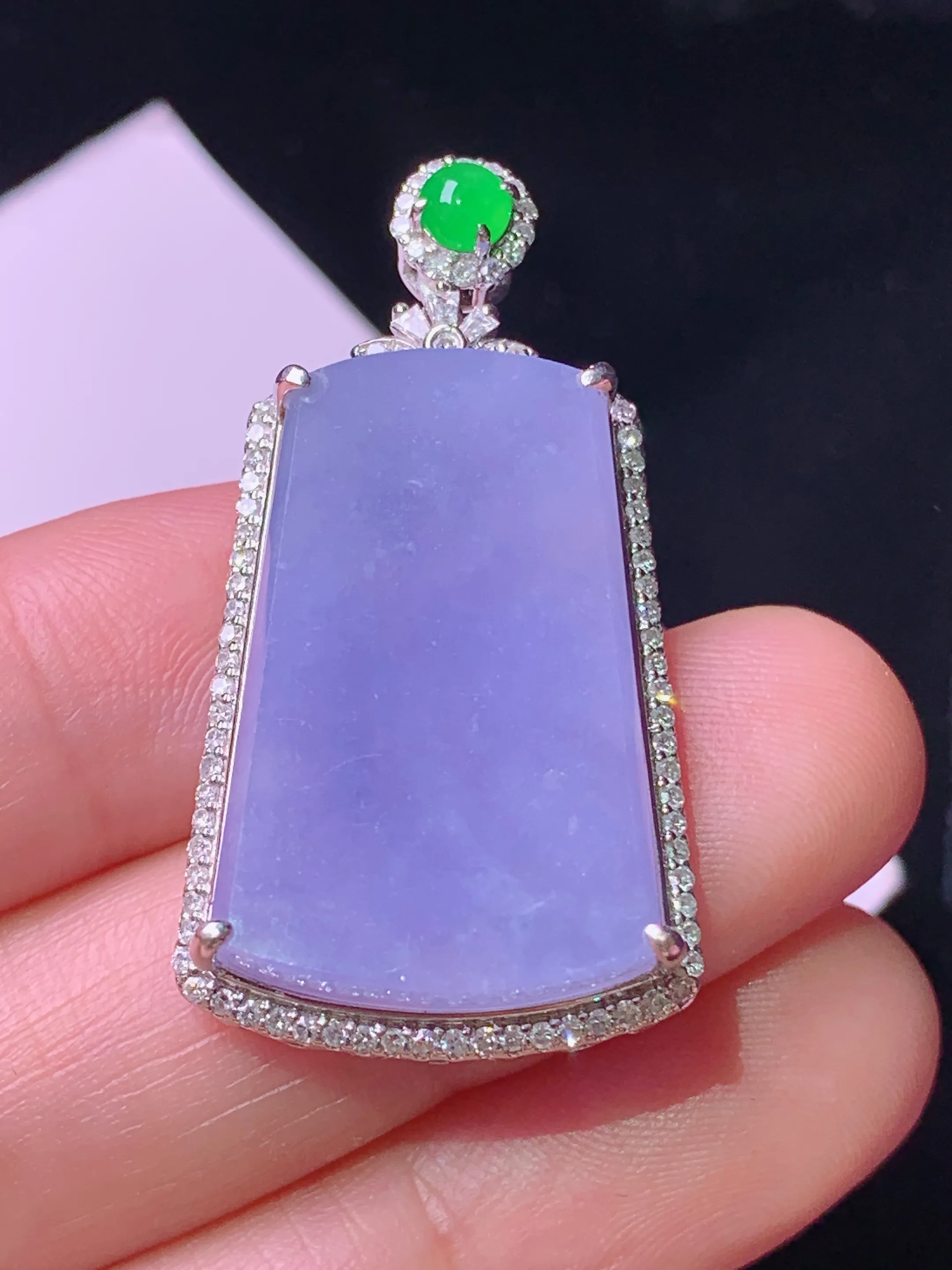 18k金钻镶嵌紫罗兰无事牌吊坠 玉质细腻 色泽艳丽清新 整体尺寸36.5*19.8*7.6