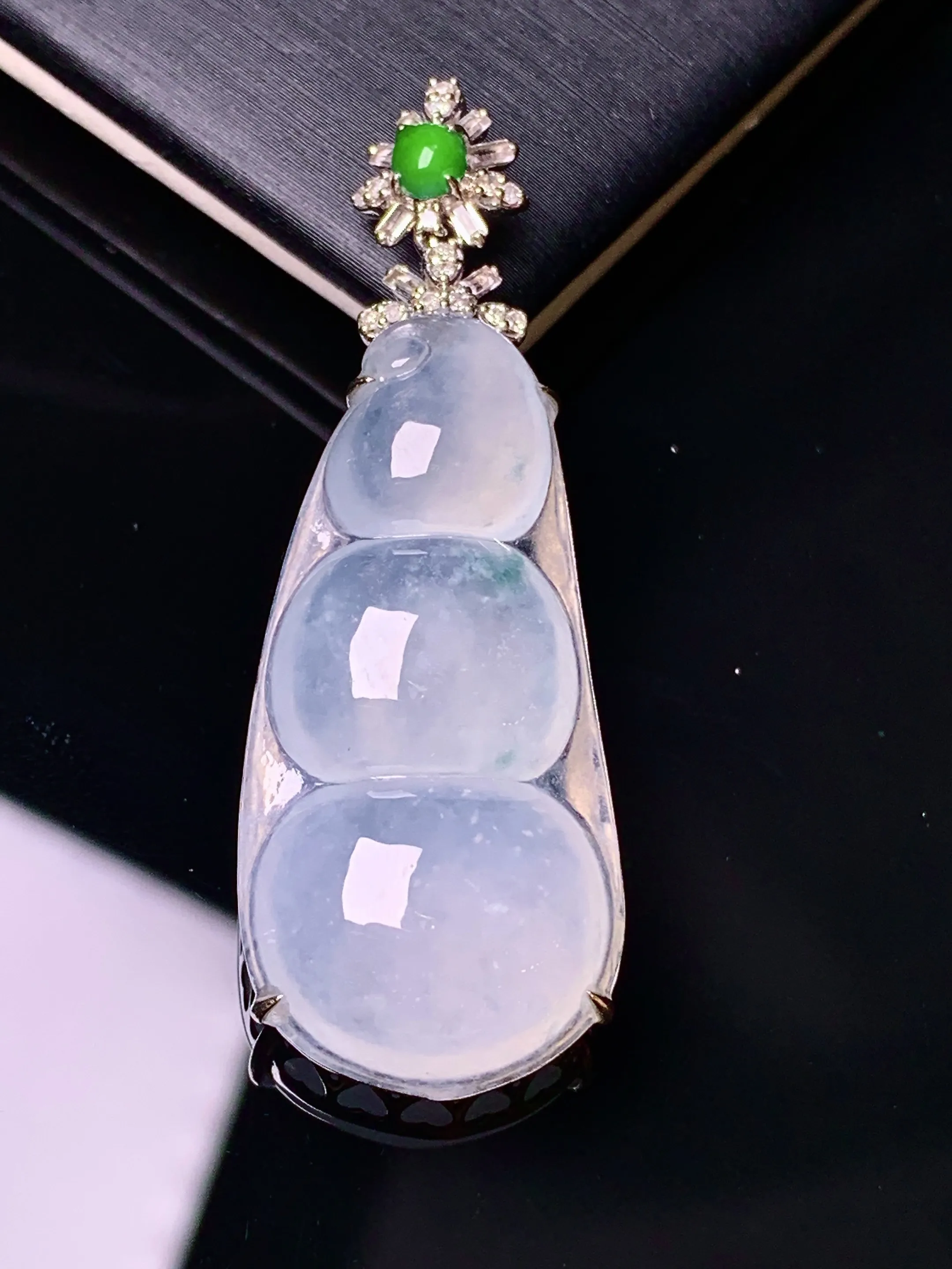 18k金钻镶嵌冰种四季豆吊坠 玉质细腻 色泽艳丽清新 整体尺寸46*16.3*8.3