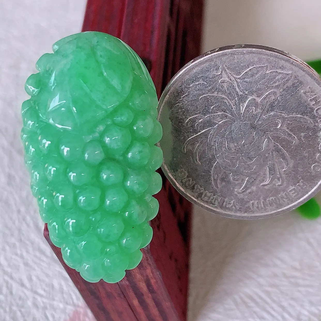 自然光实拍，冰润满绿翡翠葡萄吊坠，多子多福，种老水足，雕工精湛 ，寓意美好，佩戴时尚出众！#57.27