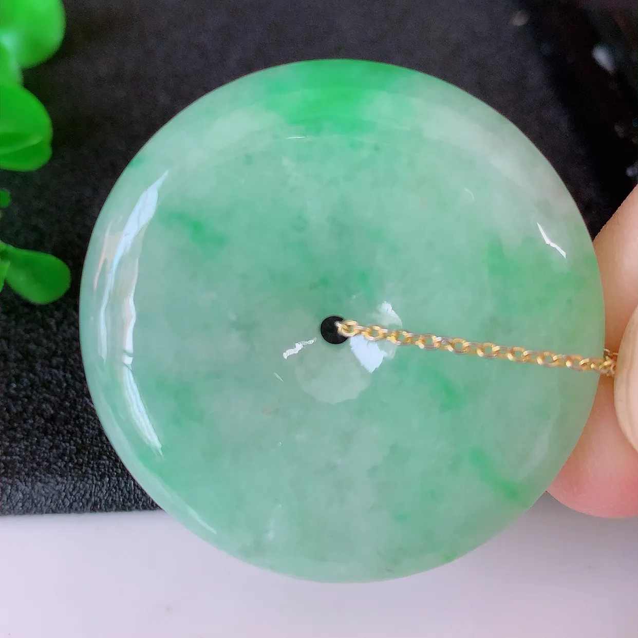 自然光实拍，冰大件飘绿翡翠平安扣吊坠，玉扣，平安是福；很美的料子，平安扣佩戴优雅迷人！#05.27