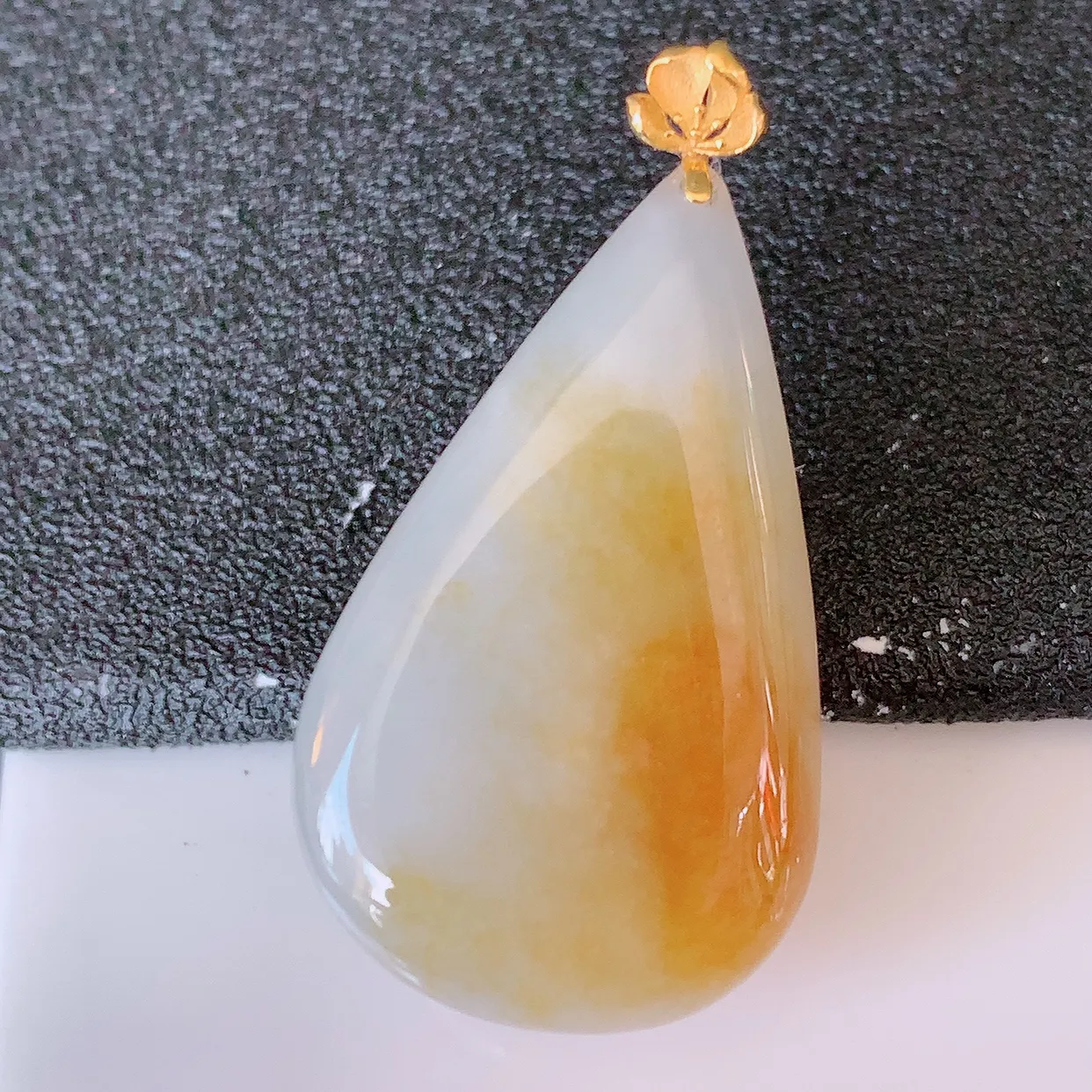 18K金镶嵌黄翡双彩翡翠水滴吊坠，品相佳，颜色漂亮，佩戴时尚优雅，尽显气质。水滴寓意“水滴聚财，坚持不懈，如水爱心” #94.27