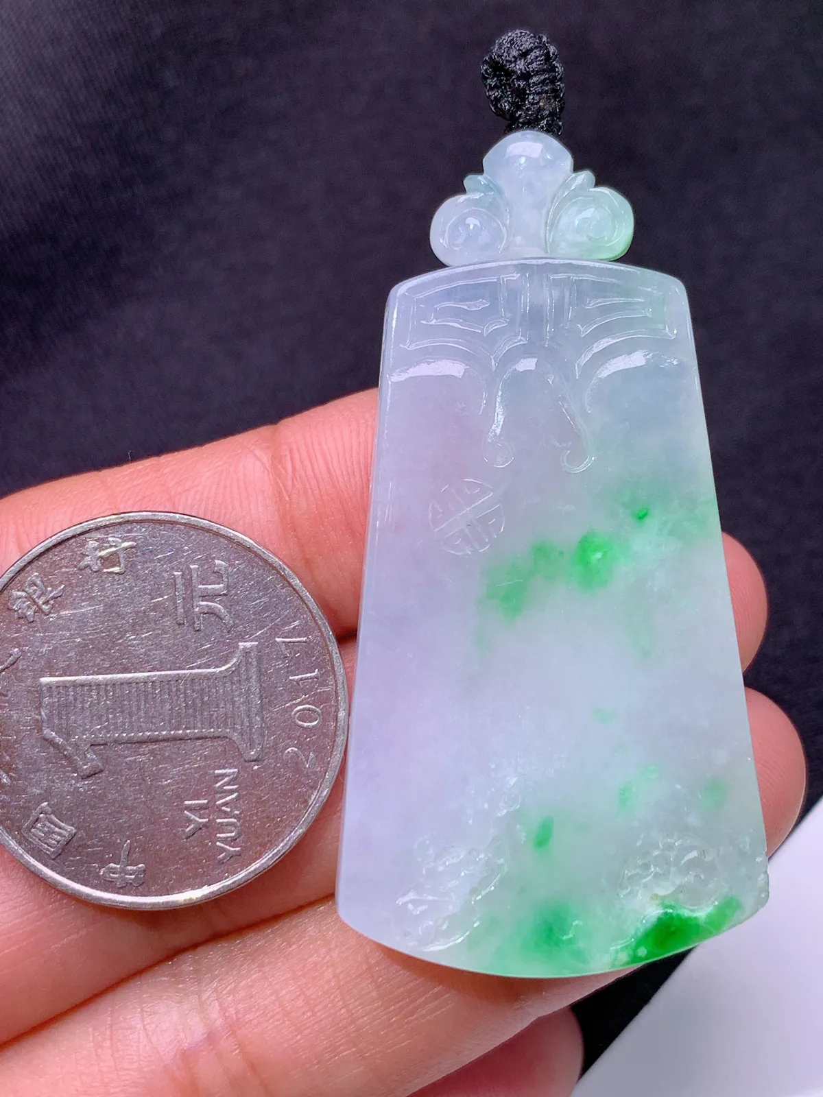 冰飘绿无事牌，冰润色阳，玉质细腻，种水足 尺寸43.6*26.4*5.1