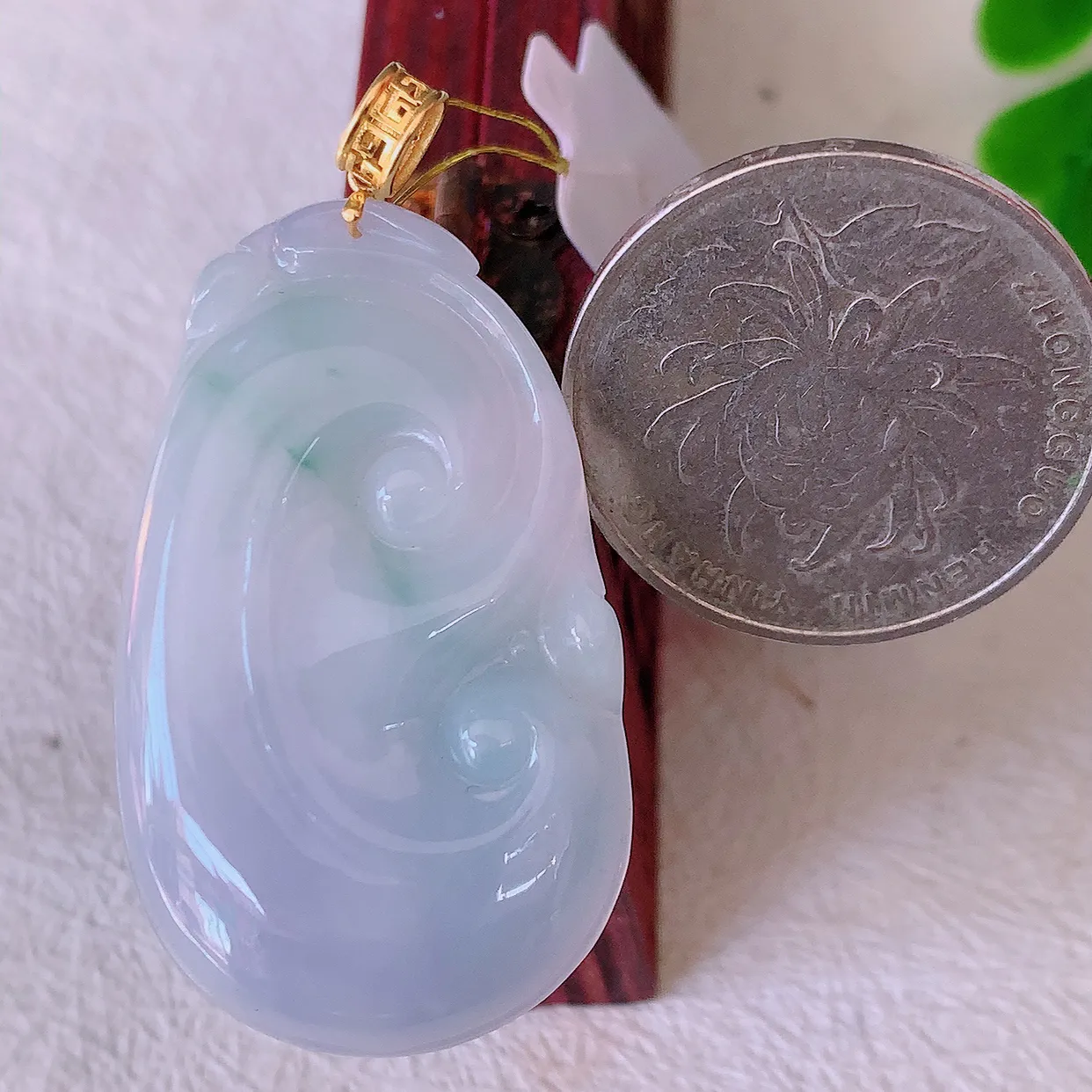 18k金镶嵌冰润春带彩翡翠如意吊坠，沁人心脾，精致典雅的设计，为佩戴者，增添色彩，送礼自留都是佳品选择！#35.25整体44.2裸裸38.5*23*5.6