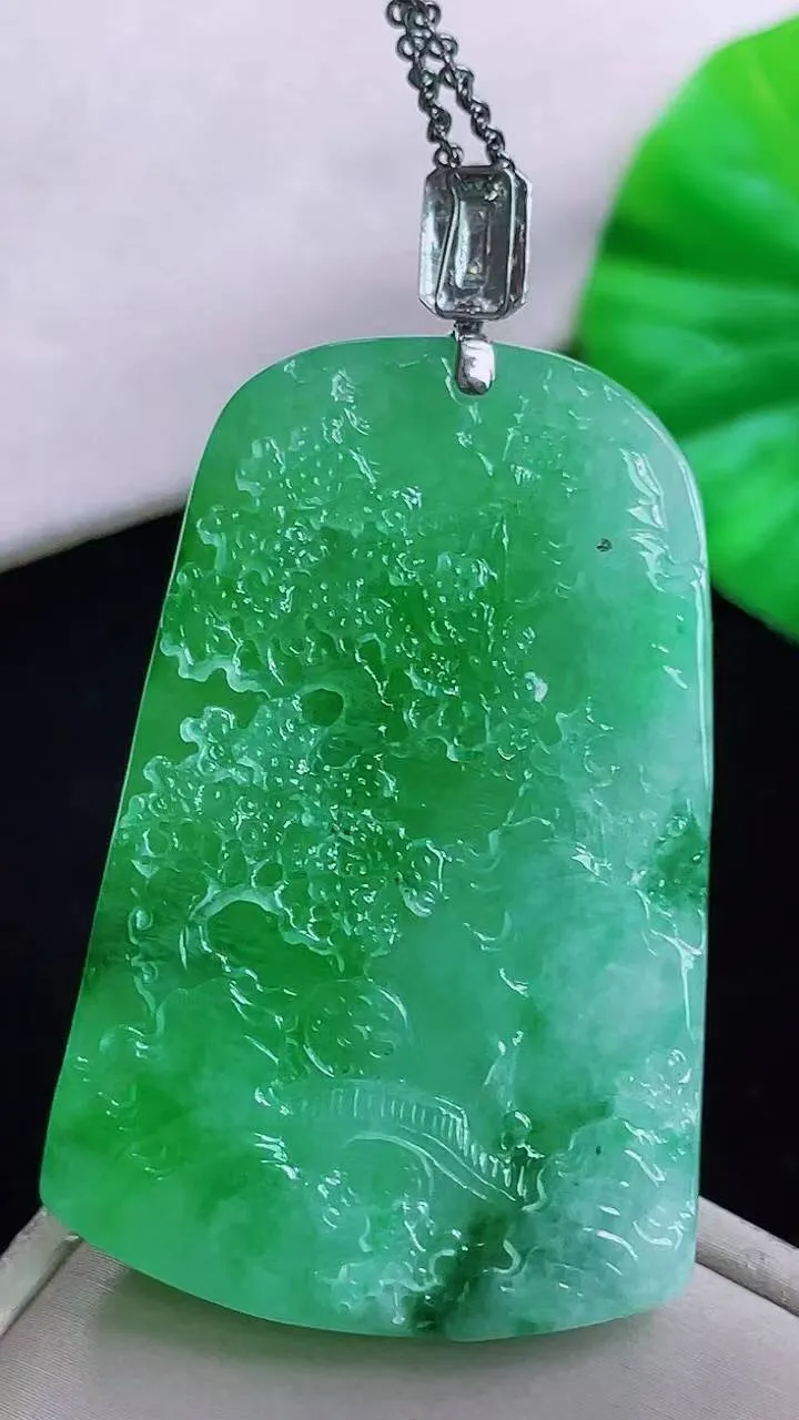 【翡翠名称】老种18 k金扣头冰阳绿山水牌吊坠挂件
【翡翠尺寸】裸石49.7/32.8/9.2mm
【翡翠描述】宝贝种老水足，玉质细腻，色泽靓丽，性价比高，佩戴效果好！
【其它赠送】权威证书/精美挂绳/盒子/支持全国复检(七天无理由退换货买家只须付来回邮费即可）