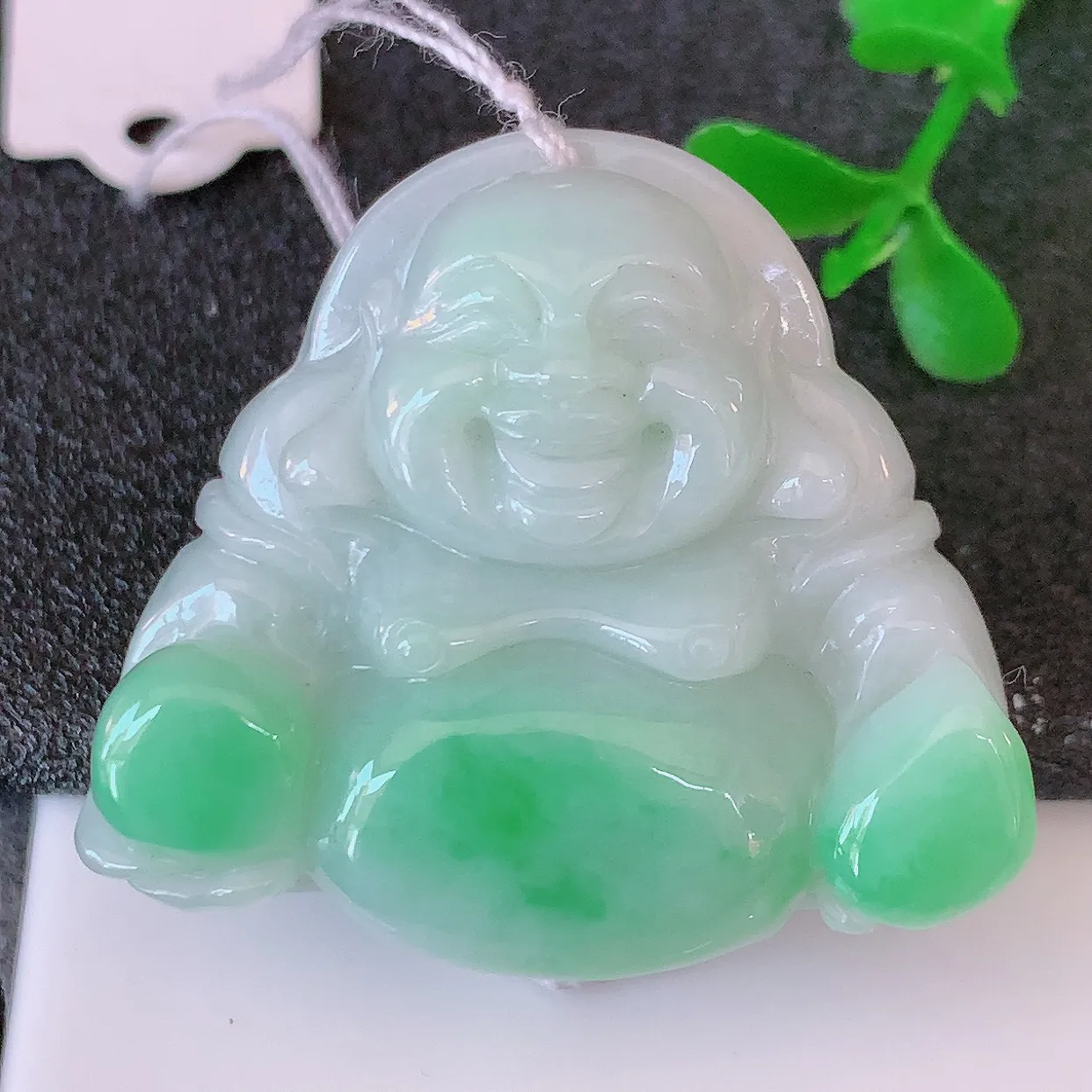 自然光实拍，冰润飘绿翡翠佛公吊坠，饱满， 佛公亦保平安，寓意有福（佛公）相伴，品相佳，配戴优雅迷人！