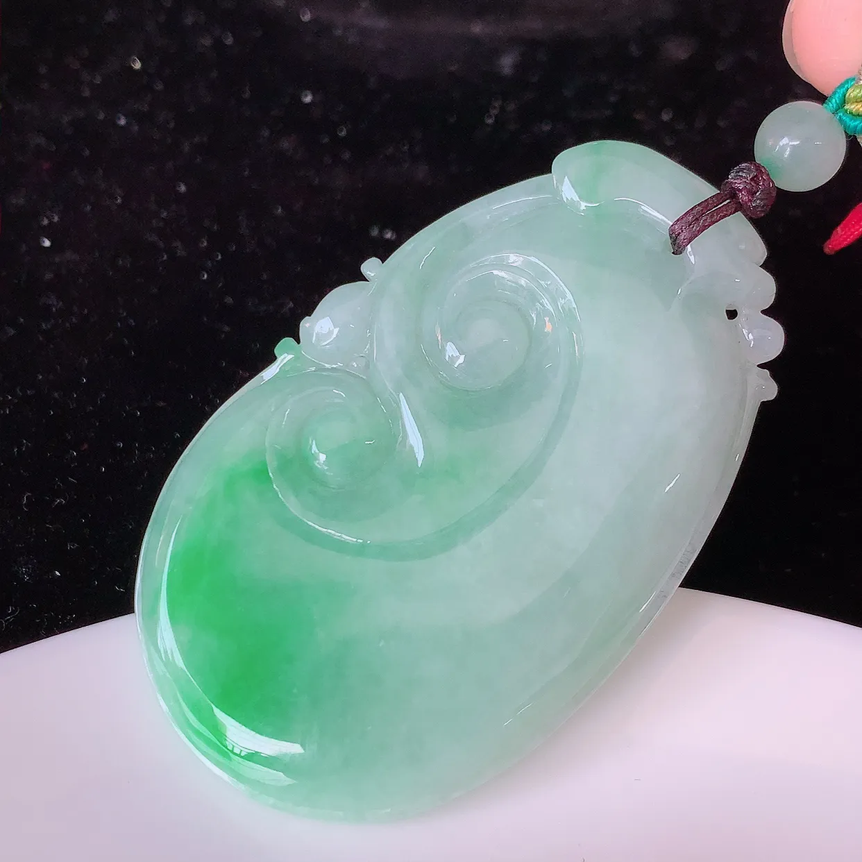 自然光实拍，大件冰润飘绿翡翠如意吊坠，玉坠百搭又精致，寓意着吉祥，事事如意！#46.27