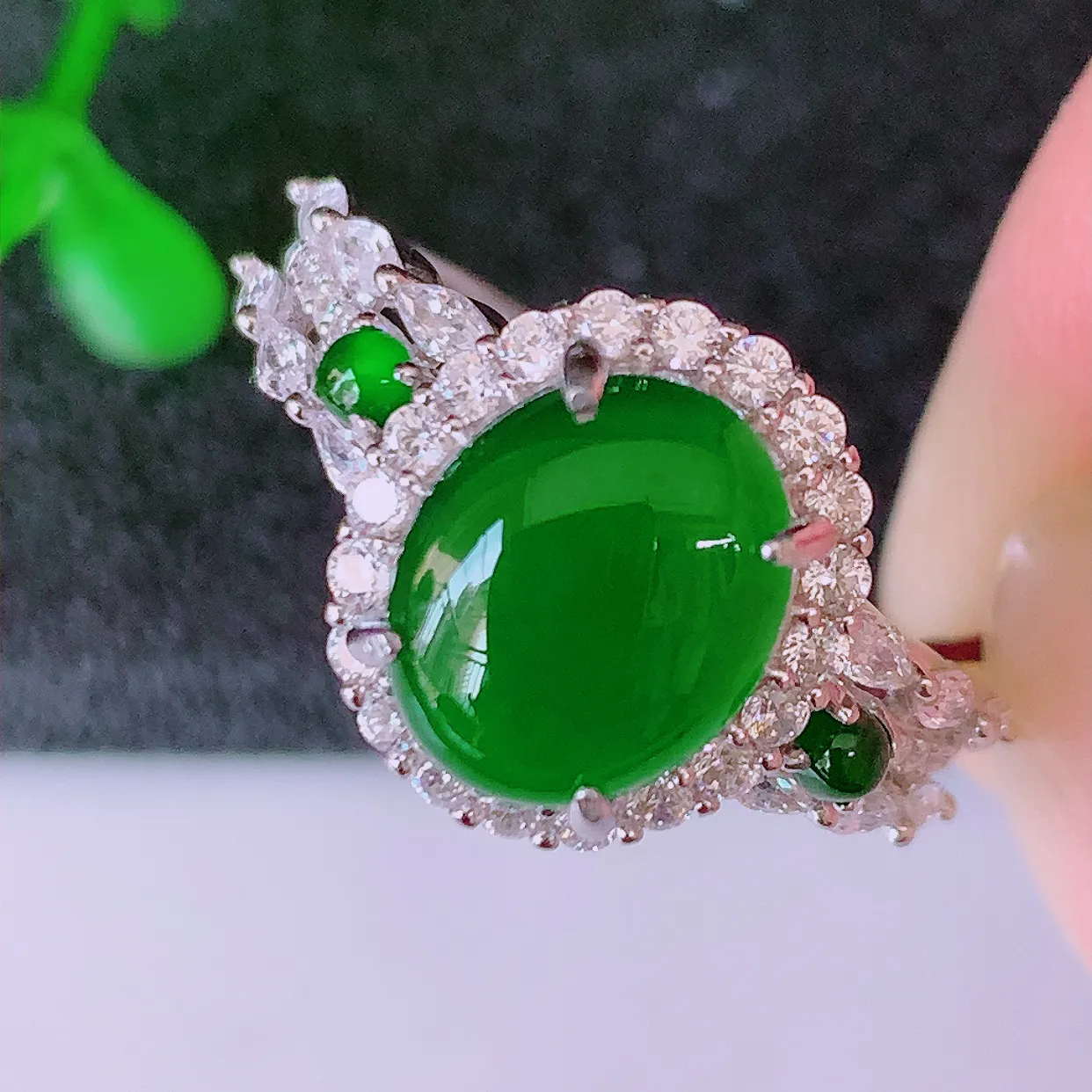 冰透满绿翡翠925银镶嵌戒指，自然光实拍，翠色灵动，颜色漂亮，种老水足，品相佳，佩戴佳品！#97.2