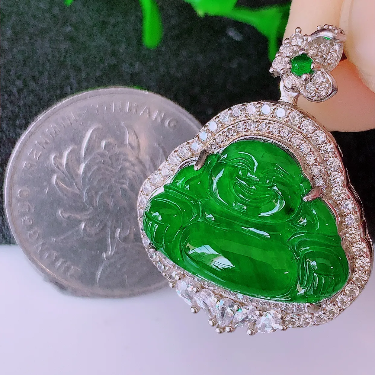 冰透满绿翡翠925银镶嵌佛公吊坠，自然光实拍，翠色灵动，颜色漂亮，种老水足，品相佳，佩戴佳品！#97.27整体31.5-24.2*9.2裸裸20*15