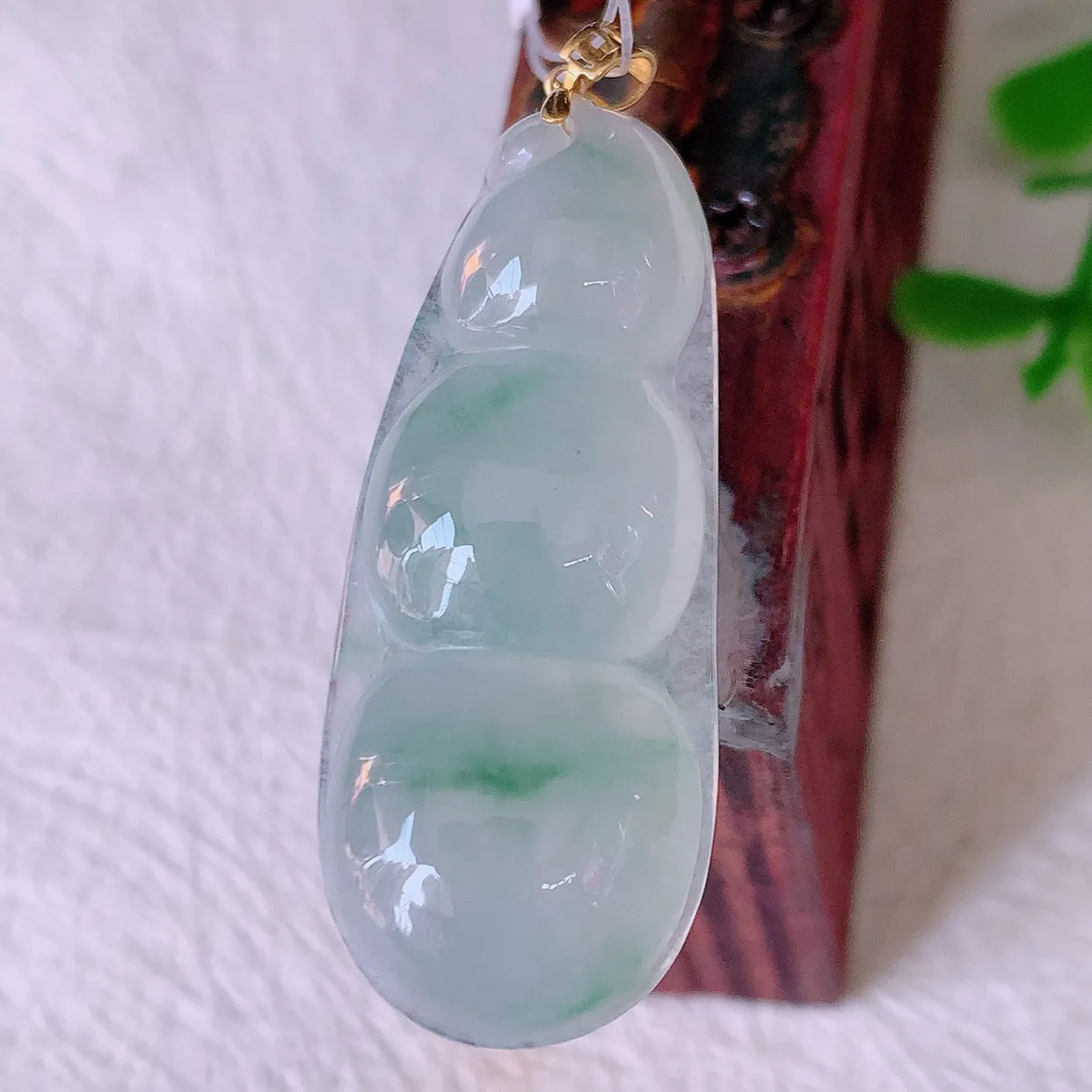 18K金镶嵌冰种飘花翡翠四季豆吊坠，平安豆福豆玉坠，冰润通透，豆粒饱满，寓意：豆蔻年华！#49.27