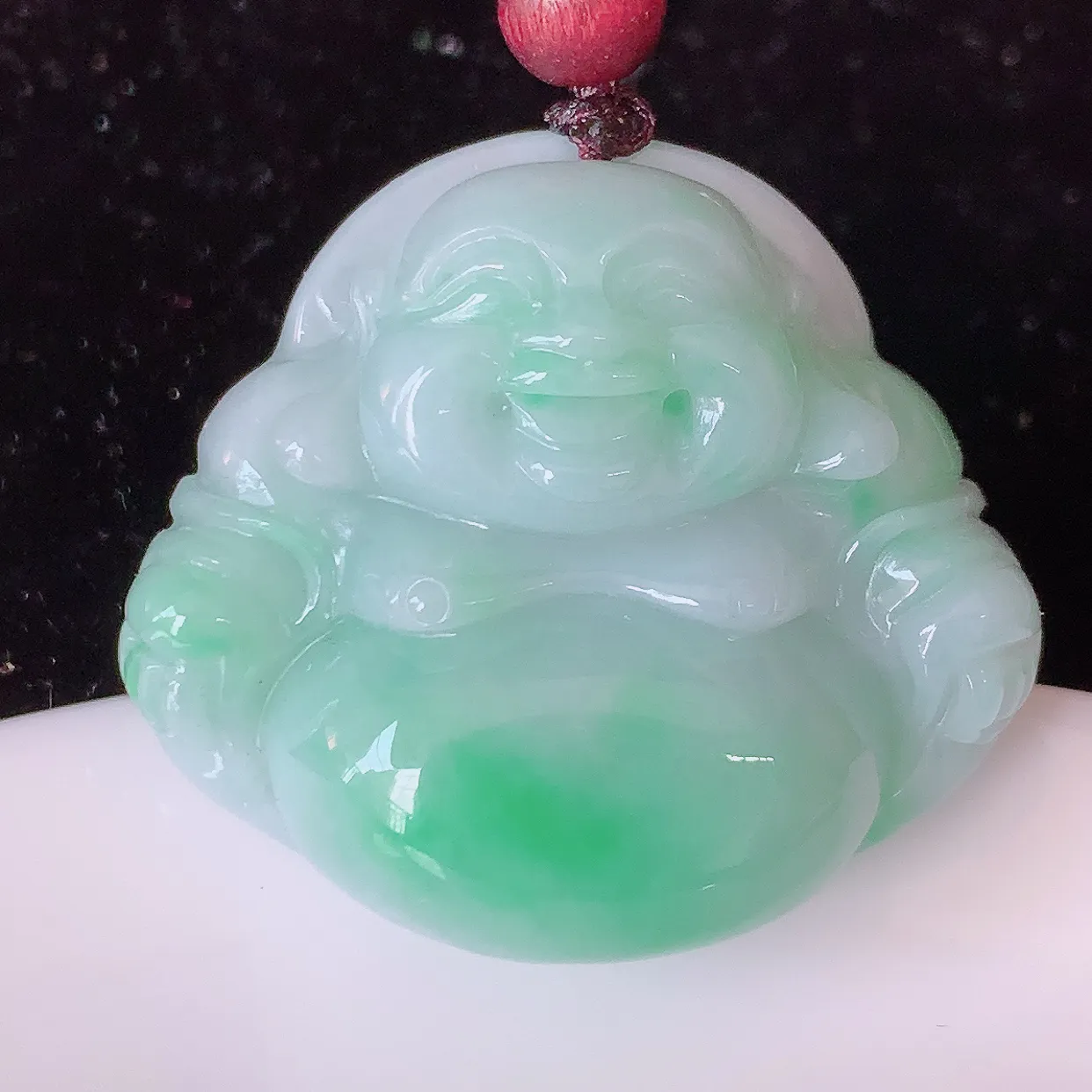 自然光实拍，冰润飘绿佛公吊坠，翡翠开心笑佛，种老水足，颜色漂亮，立体饱满圆润，佩戴效果赞#46.27