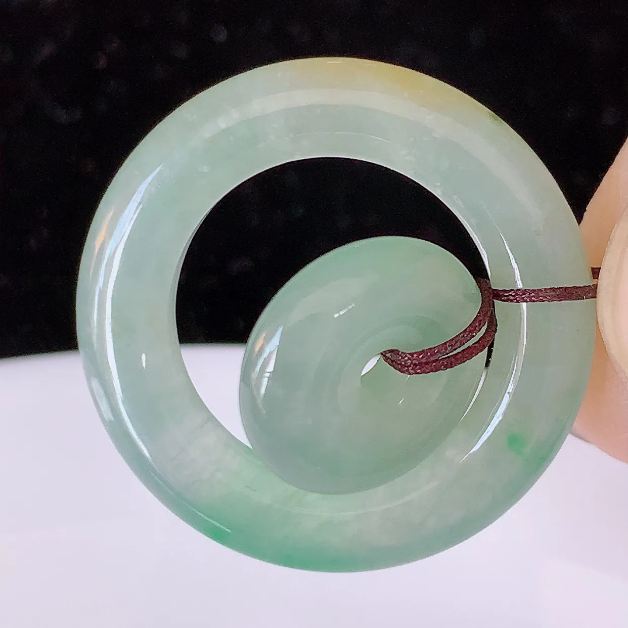 自然光实拍，冰种黄加绿翡翠平安母子扣吊坠，玉扣，平安是福；很美的料子，平安扣佩戴优雅迷人！#57.27