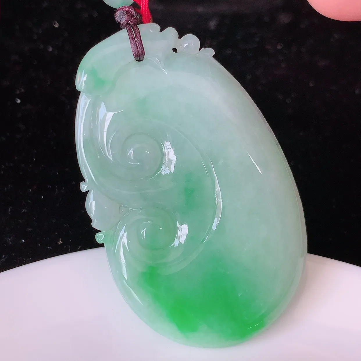 自然光实拍，大件冰润飘绿翡翠如意吊坠，玉坠百搭又精致，寓意着吉祥，事事如意！#46.27