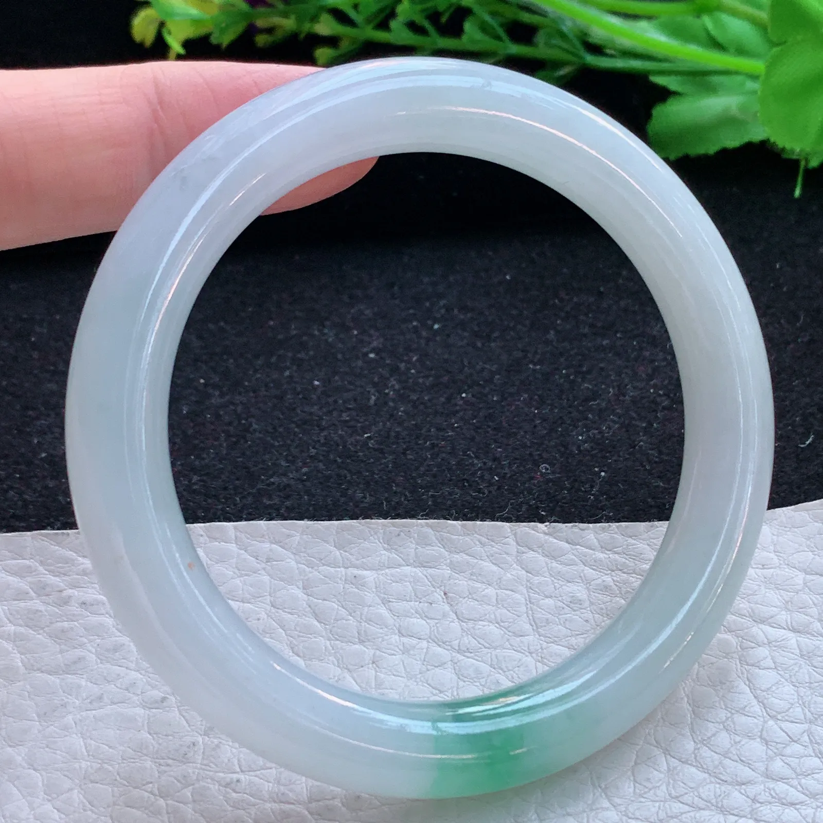 hf自然光55.5*9.2*9.3美人镯 缅甸翡翠a货玉手镯飘绿圆条叮当镯