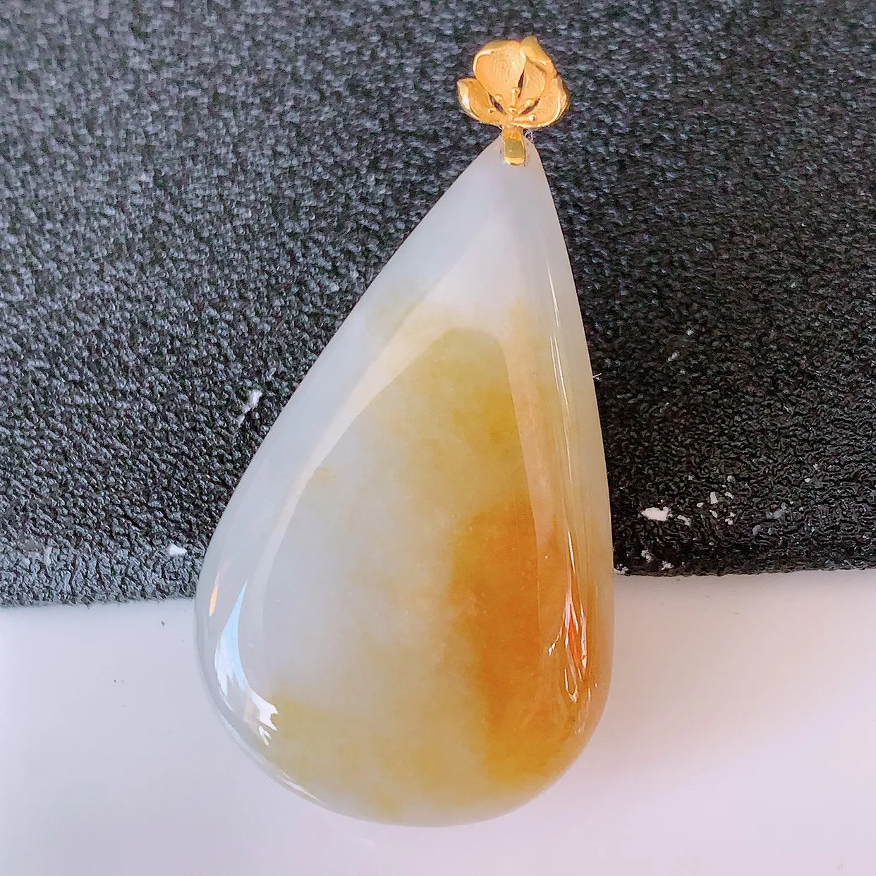 18K金镶嵌黄翡双彩翡翠水滴吊坠，品相佳，颜色漂亮，佩戴时尚优雅，尽显气质。水滴寓意“水滴聚财，坚持不懈，如水爱心” #94.27