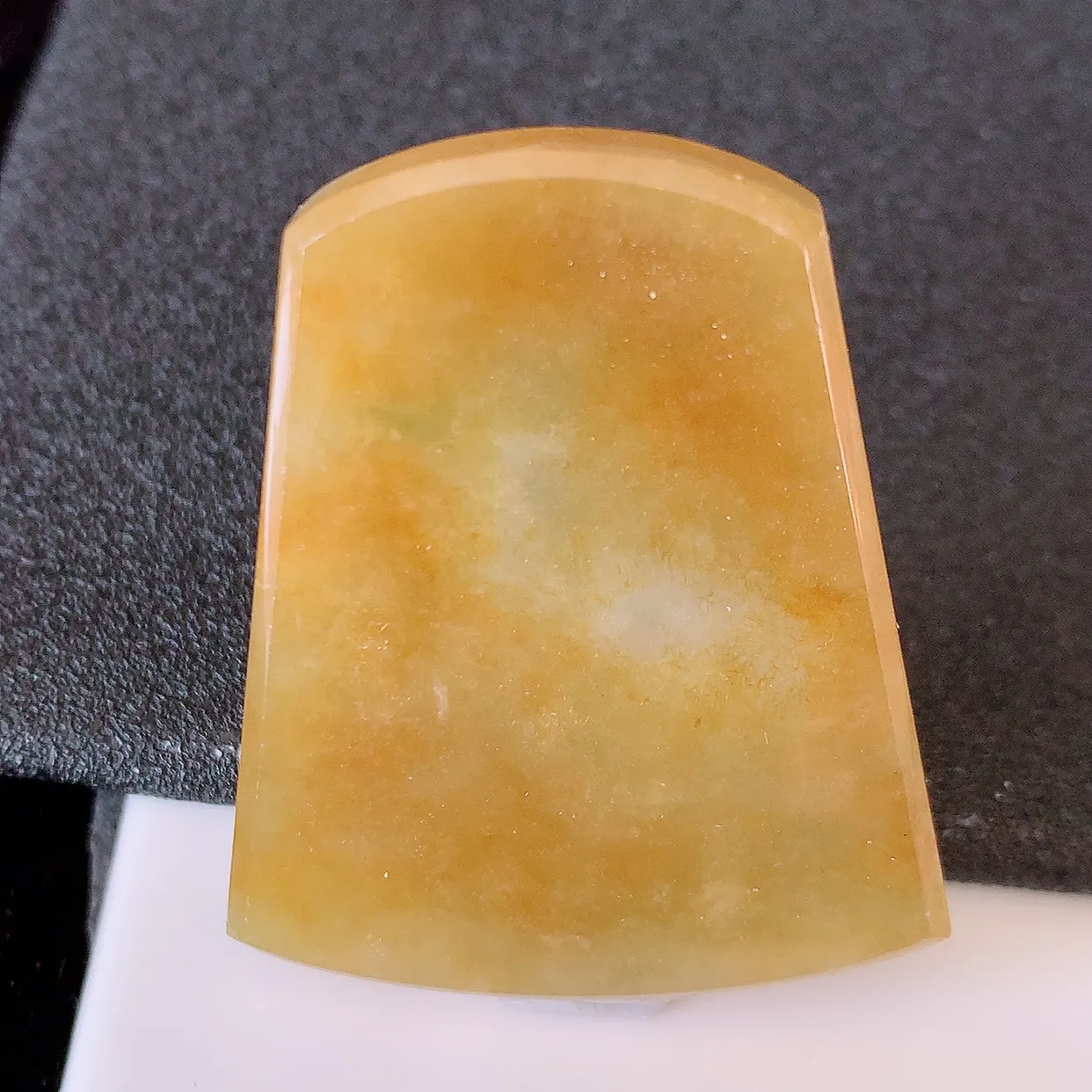 自然光实拍，水润黄翡翡翠平安无事牌吊坠，翡翠无事牌，平平安安，无事牌翠色灵动，佩戴平安时尚！#00.25