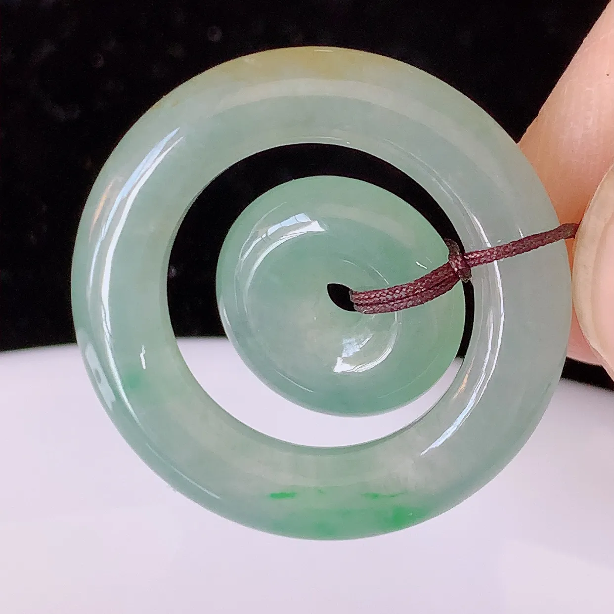 自然光实拍，冰种黄加绿翡翠平安母子扣吊坠，玉扣，平安是福；很美的料子，平安扣佩戴优雅迷人！#57.2