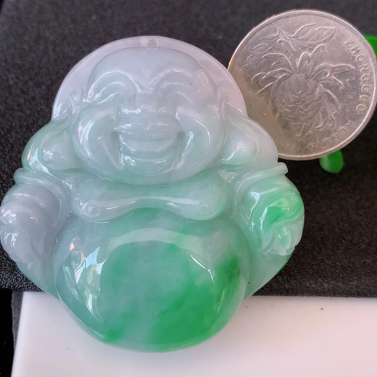 自然光实拍，大件厚装飘绿翡翠佛公吊坠，饱满， 佛公亦保平安，寓意有福（佛公）相伴，品相佳，配戴优雅迷人！#46.25