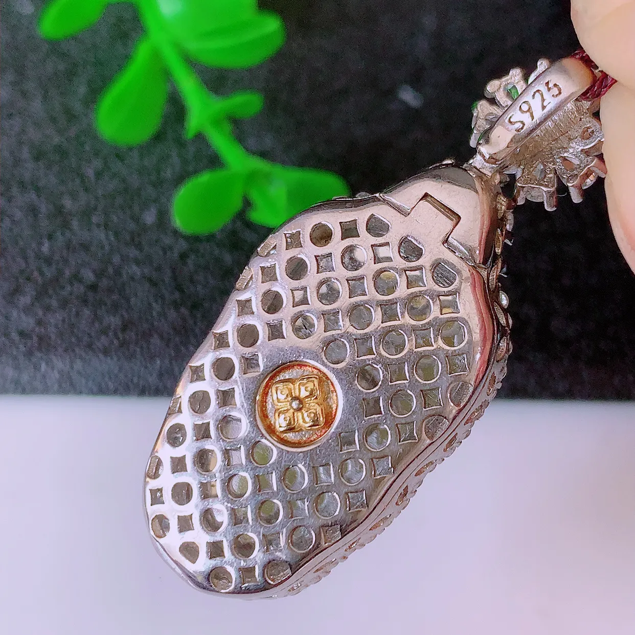 冰透满绿翡翠925银镶嵌叶子吊坠，自然光实拍，翠色灵动，颜色漂亮，种老水足，品相佳，佩戴佳品！#97.27整体39.5-16.5*7裸裸23.8*13.5