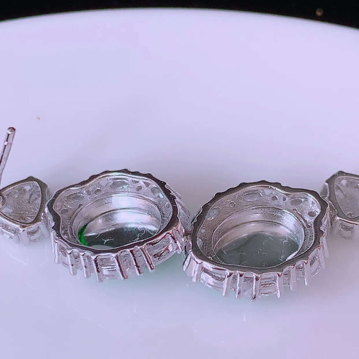 冰透满绿翡翠925银镶嵌耳坠，自然光实拍，翠色灵动，颜色漂亮，种老水足，品相佳，佩戴佳品！#97.27整体22*12.5*6裸裸10*8